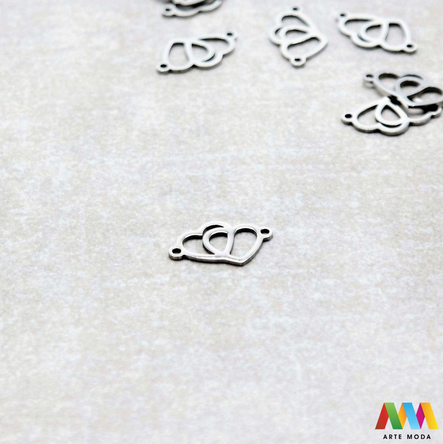 Srce privjesak s dvije rupe dve od čelika repromaterijal čelični ogrlice ogrlica narukvica narukvice nanožnica nehrđajući Privjesci izrađeni od nehrđajućeg čelika 316L koji služe za izradu nakita poput narukvica ili ogrlica najčešće se koriste za nizanje ili uz pomoć alkice se stavljaju na sajlu gumu flaks i ostale materijale arte moda repromaterijal