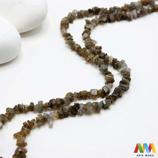 poludragi kamen čips kamenčići nakit diy ručni rad prirodni mineral kristal Labradorit Mali komadići prirodnog kamena različitih boja i tekstura idealni za izradu nakita dekoracija i umjetničkih projekata U našoj ponudi pronaći ćete široki izbor čipsa od popularnih poludragih kamenja poput ahata tirkiza ametista i mnogih drugih