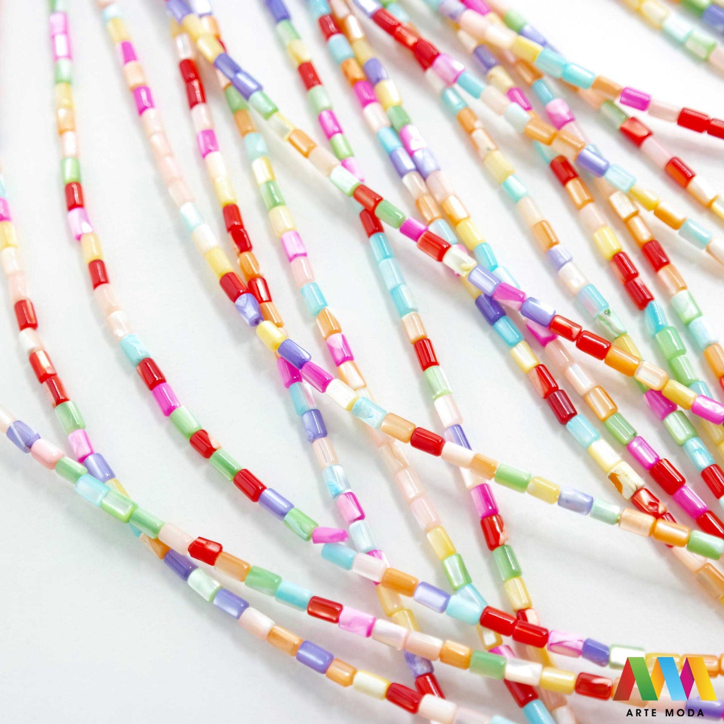 sedef školjka mekušac biser puž glavonožac kalcijev karbonat hitin poludrago kamenje repromaterijal poludragi kamen mineral Sedef je lako prepoznatljiva glatka tvar duginih boja koja tvori unutarnji sloj školjke određenih vrsta mekušaca i prekriva vanjski sloj bisera Sastoji se od kalcijevog karbonata kojeg izlučuju neki morski i slatkovodni mekušci te ga ova struktura čini otpornim na oštećenja dajući joj prepoznatljivi i jedinstveni sedefasti sjaj arte moda repromaterijal