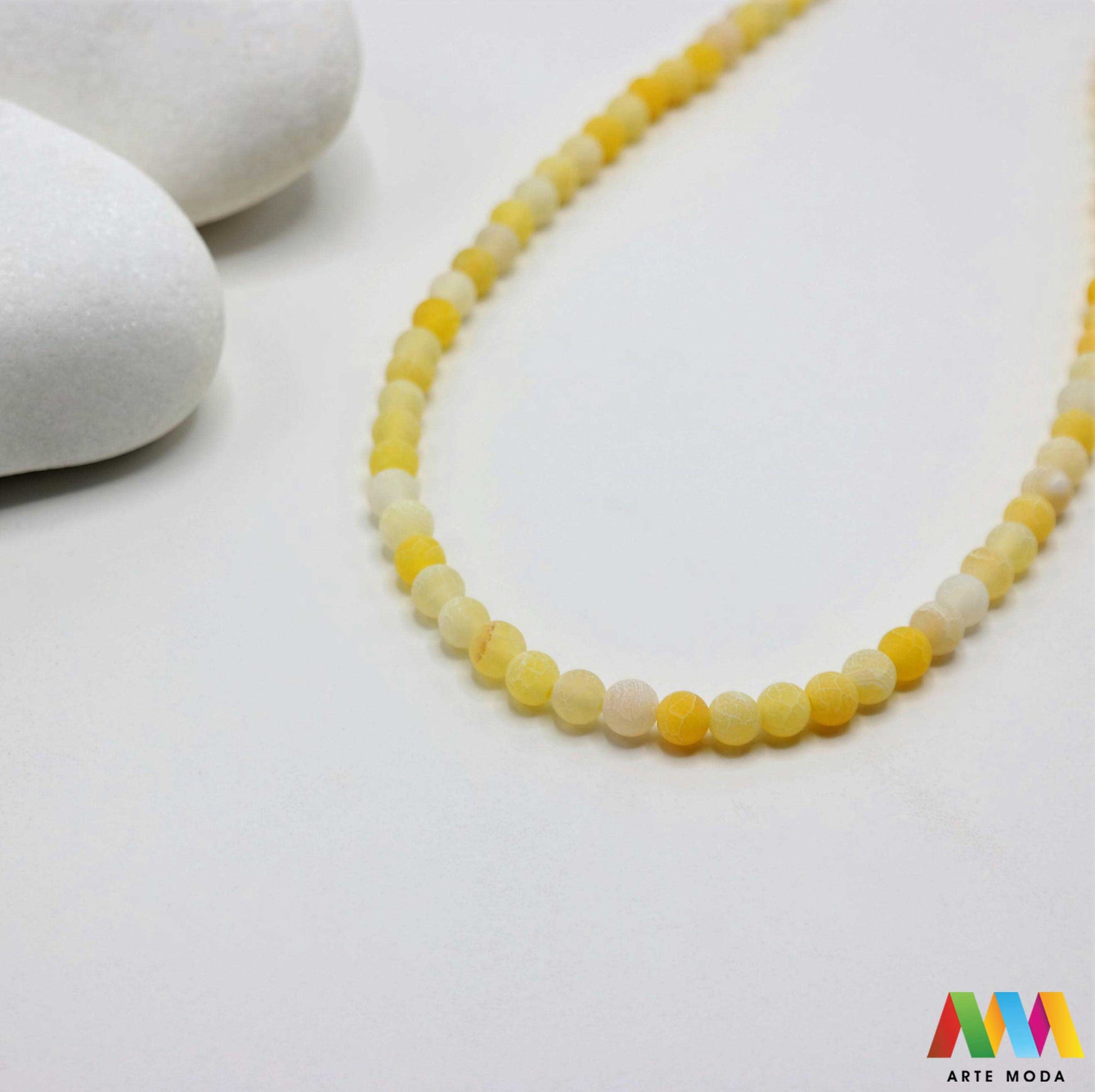 poludragi kamen ahat kristal kalcedon polu dragi poludrago kamenje dragulj mineral kvarc Ahat je jedan od najrasprostranjenijih kristala na planeti Ahat spada u grupu kalcedona izrazito je dekorativan te se od njega izrađuje lijepi nakit i ukrasni predmeti U Hrvatskoj je poznati Lepoglavski Ahat s brda Gaveznica