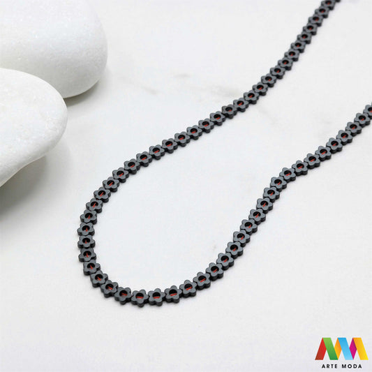 hematit krvavi kamen poludragi mineral metalni sjaj kvarc zrcalo kristal prirodni metalik meditacija zaštita repromaterijal Hematit (ili krvavi kamen) je prirodni mineral smeđe sive ili crne boje karakteriziran prisustvom hladnog metalnog sjaja Vjeruje se da pomaže u jačanju volje samopouzdanja i povezanosti s majkom zemljom Nakit izrađen od njega fascinira svojim tajanstvenim zrcalnim sjajem