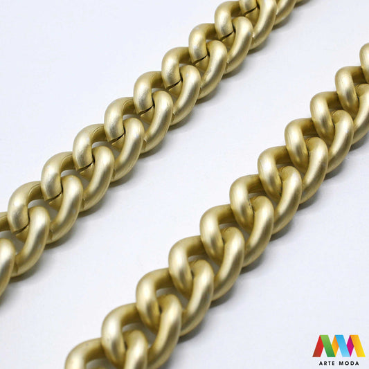 aluminijski lanac torbe ruksak nakit lagani izrada aluminij DIY materijal remen ogrlice narukvice karike ručke pribor komponente ukrasni repromaterijal Želite lagan i trendi materijal Aluminijski lanci savršeni su za vaše projekte Idealni su za izradu laganih remena za torbe ili statement nakita ogrlice narukvice Lakši su od klasičnih metala ne opterećuju i dolaze u raznim bojama i debljinama Lako ih je rezati i oblikovati laganu eleganciju za svoj uradi sam nakit i modne dodatke arte moda repromaterijal