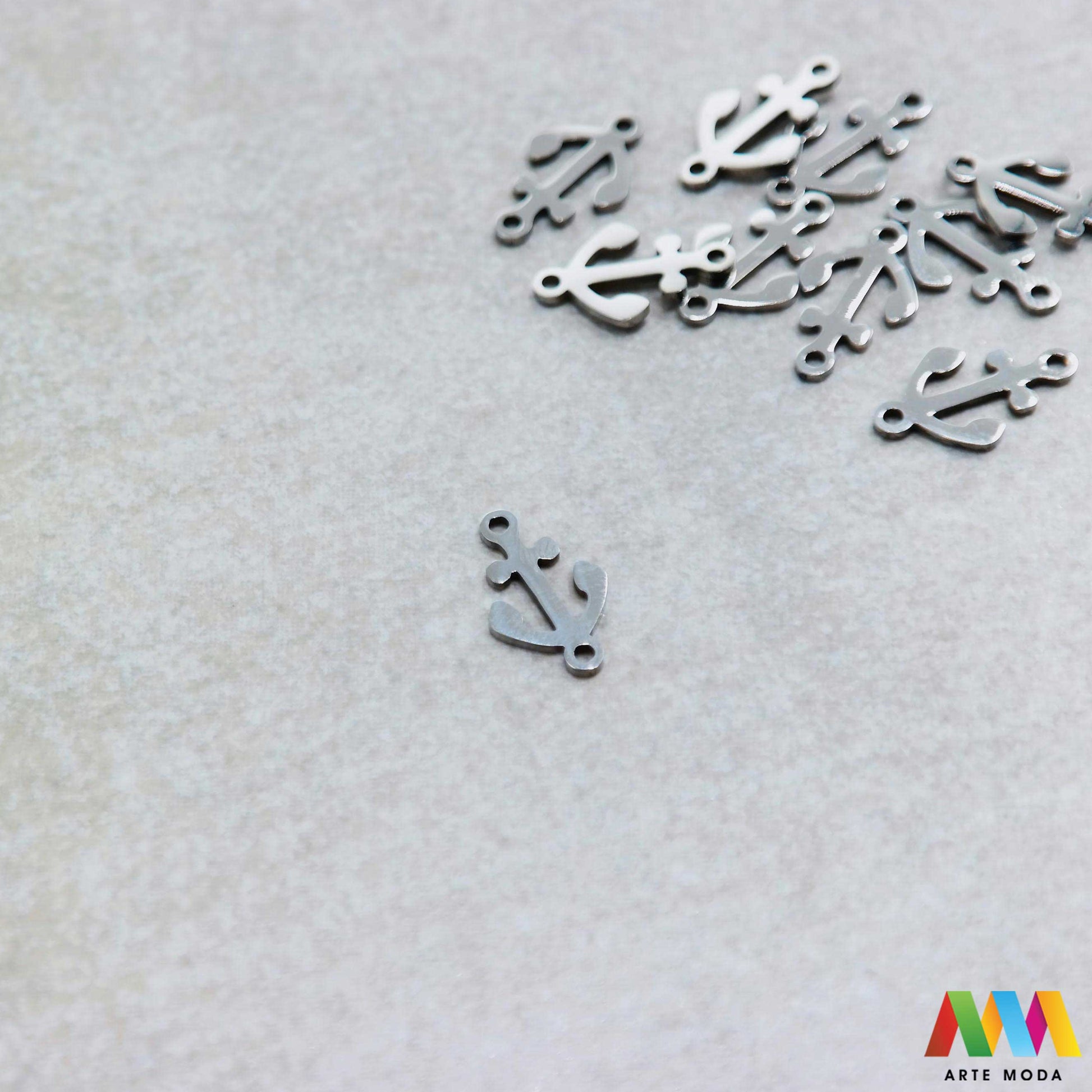 sidro privjesak s dvije rupe dve od čelika repromaterijal čelični ogrlice ogrlica narukvica narukvice nanožnica nehrđajući Privjesci izrađeni od nehrđajućeg čelika 316L koji služe za izradu nakita poput narukvica ili ogrlica najčešće se koriste za nizanje ili uz pomoć alkice se stavljaju na sajlu gumu flaks i ostale materijale