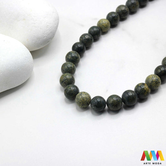 serpentin kamen poludragi mineral zeleni smeđi zmija glatka ljuska kristal prirodni ogrlica narukvica mrljasti Serpentin je zelenkasti smećkasti ili mrljasti mineral koji se obično nalazi u serpentinitu Ime dolazi od latinske riječi serpentinus što znači "kao zmija" Najčešće je zelenkaste boje glatke ili ljuskaste površine Mnoge vrste Serpentina korištene su za nakit i rezbarenje tvrdog kamena ponekad pod nazivom "lažni žad" ili "tetonski žad"