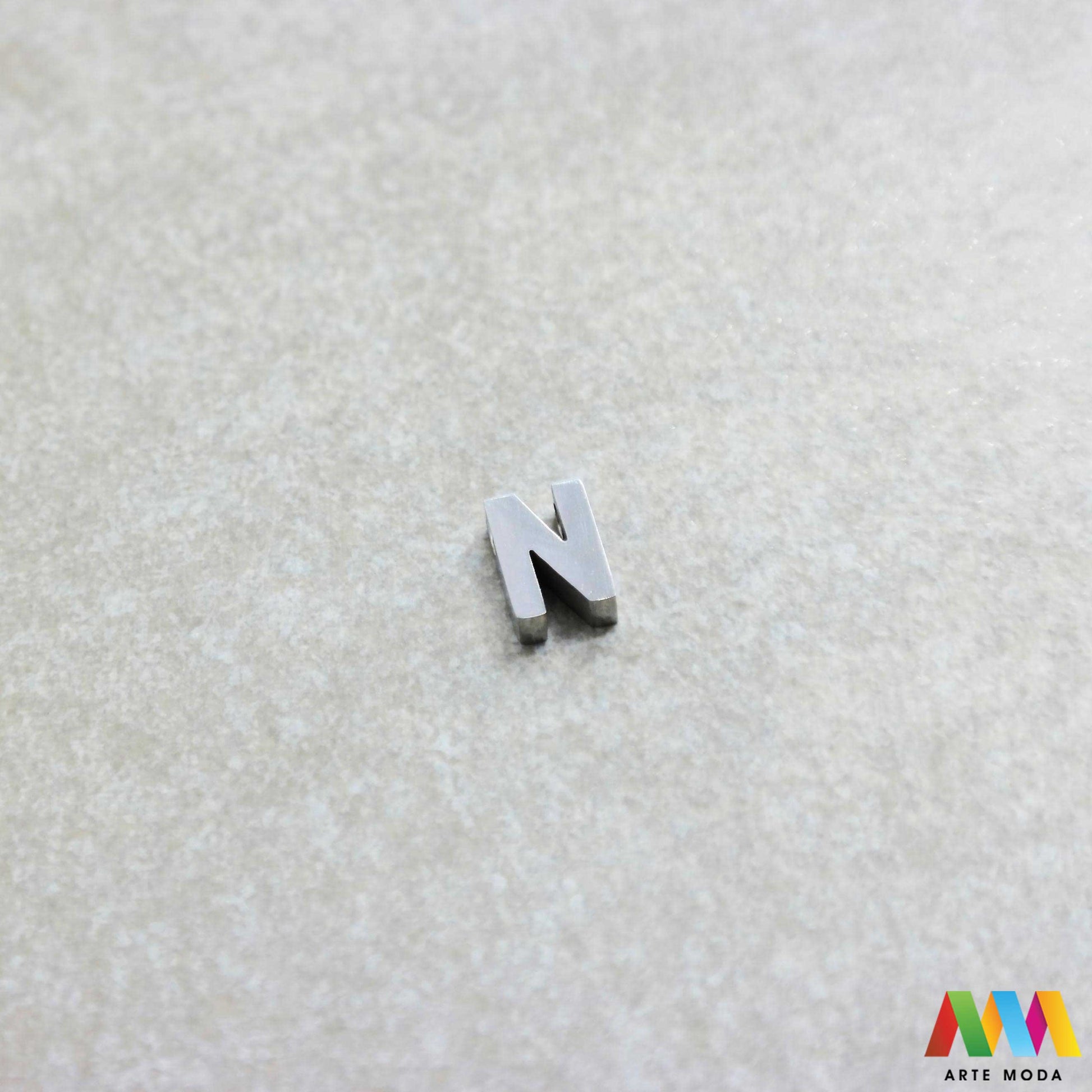 N slovo slova privjesak s jednom rupom privjesak od čelika privjesak čelik repromaterijal čelični ogrlice ogrlica narukvica narukvice nanožnica nehrđajući Slova izrađena od nehrđajućeg čelika 316L koja služe za izradu nakita poput narukvica ili ogrlica najčešće se koriste za nizanje na sajlu gumu flaks i ostale materijale