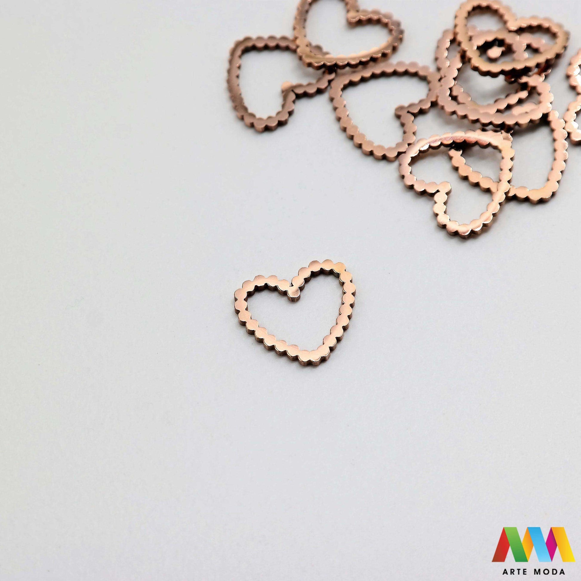 srce privjesak s jednom rupom bez rupe privjesak od čelika privjesak čelik repromaterijal čelični ogrlice ogrlica narukvica narukvice nanožnica nehrđajući privjesci izrađeni od nehrđajućeg čelika 316L koji služe za izradu nakita poput narukvica ili ogrlica najčešće se koriste za nizanje na sajlu gumu flaks i ostale materijale