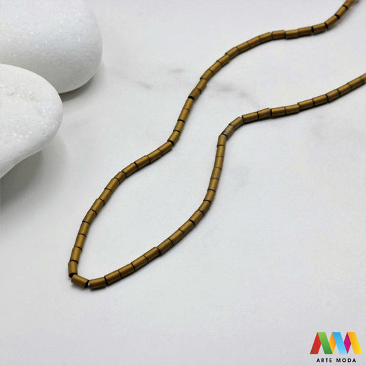 hematit krvavi kamen poludragi mineral metalni sjaj kvarc zrcalo kristal prirodni metalik meditacija zaštita repromaterijal Hematit (ili krvavi kamen) je prirodni mineral smeđe sive ili crne boje karakteriziran prisustvom hladnog metalnog sjaja Vjeruje se da pomaže u jačanju volje samopouzdanja i povezanosti s majkom zemljom Nakit izrađen od njega fascinira svojim tajanstvenim zrcalnim sjajem