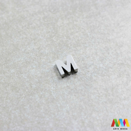 M slovo slova privjesak s jednom rupom privjesak od čelika privjesak čelik repromaterijal čelični ogrlice ogrlica narukvica narukvice nanožnica nehrđajući Slova izrađena od nehrđajućeg čelika 316L koja služe za izradu nakita poput narukvica ili ogrlica najčešće se koriste za nizanje na sajlu gumu flaks i ostale materijale