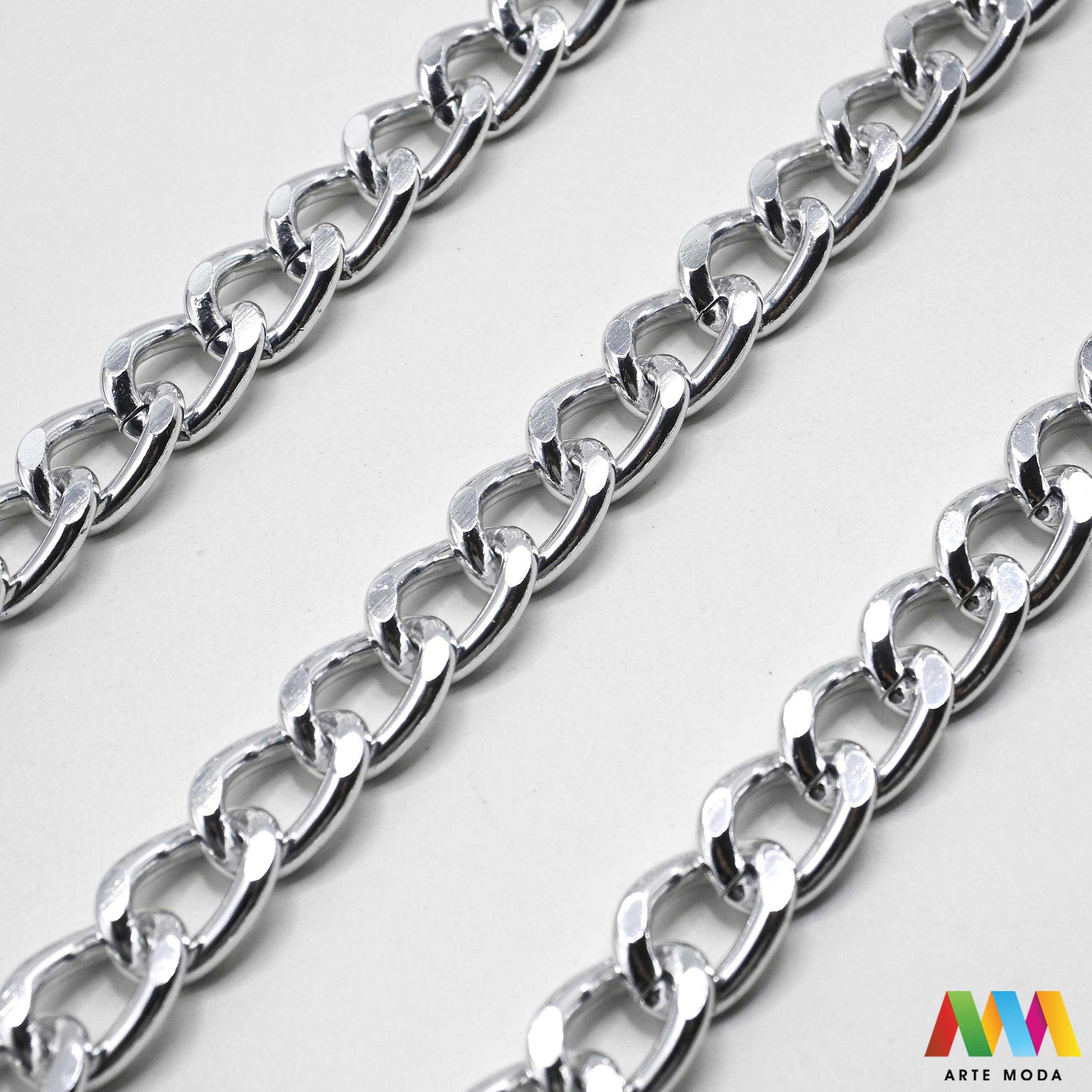 aluminijski lanac torbe ruksak nakit lagani izrada aluminij DIY materijal remen ogrlice narukvice karike ručke pribor komponente ukrasni repromaterijal Želite lagan i trendi materijal Aluminijski lanci savršeni su za vaše projekte Idealni su za izradu laganih remena za torbe ili statement nakita ogrlice narukvice Lakši su od klasičnih metala ne opterećuju i dolaze u raznim bojama i debljinama Lako ih je rezati i oblikovati laganu eleganciju za svoj uradi sam nakit i modne dodatke arte moda repromaterijal