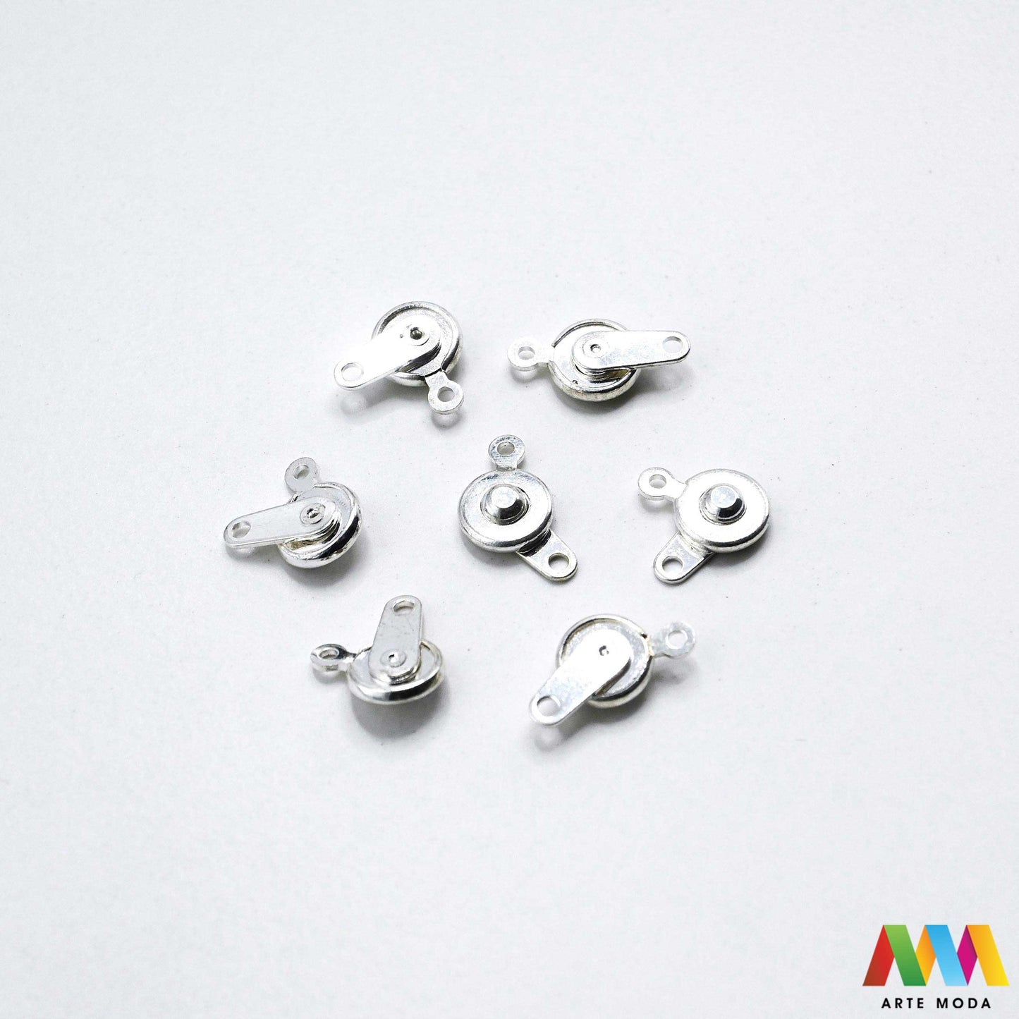 kopče metalne karabiner togl magnet kukice narukvice ogrlice zatvarači nakit DIY metalni pribor spajanje nakita srebrne zlatne karabin magnetne završne kopča narukvica ogrlica Osigurajte svoj nakit Metalne kopče su esencijalne za sigurno završavanje ogrlica i narukvica Birajte između karabin kopči pouzdanost magnetnih kopči lakoća i togl kopči stil Kvalitetni zatvarači u raznim bojama temelj svakog uradi sam nakit projekta arte moda repromaterijal