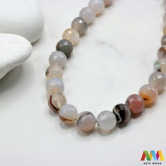 poludragi kamen ahat kristal kalcedon polu dragi poludrago kamenje dragulj mineral kvarc Ahat je jedan od najrasprostranjenijih kristala na planeti Ahat spada u grupu kalcedona izrazito je dekorativan te se od njega izrađuje lijepi nakit i ukrasni predmeti U Hrvatskoj je poznati Lepoglavski Ahat s brda Gaveznica