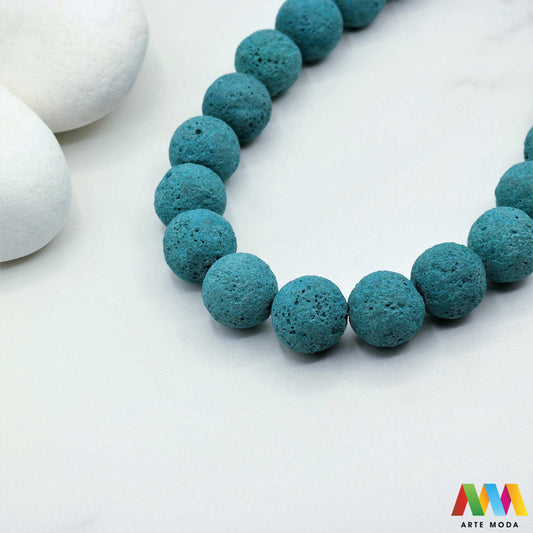 lava kamen vulkanska perle poludragi prirodni mat eterična ulja aromaterapija nakit izrada DIY repromaterijal mineral kristal narukvica ogrlica Tražite jedinstveni materijal za nakit Vulkanska lava je poludragi kamen s moćnom pričom Njegova porozna mat tekstura savršena je za izradu aromaterapijskog nakita jer sjajno upija i difuzira eterična ulja Lagan je simbolizira snagu i uzemljenje te je idealan za unisex i muške narukvice i ogrlice arte moda repromaterijal