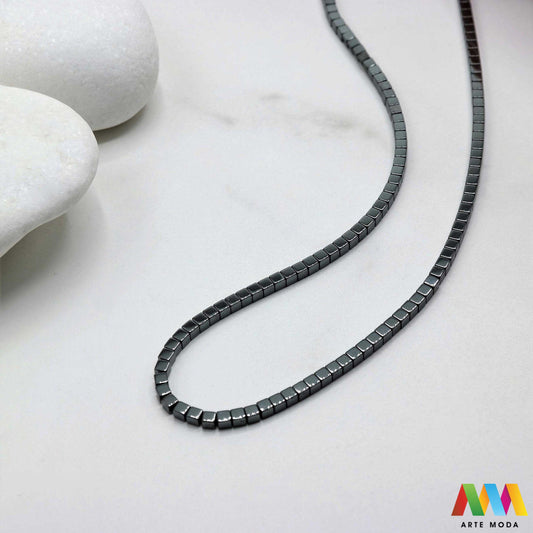 hematit krvavi kamen poludragi mineral metalni sjaj kvarc zrcalo kristal prirodni metalik meditacija zaštita repromaterijal Hematit (ili krvavi kamen) je prirodni mineral smeđe sive ili crne boje karakteriziran prisustvom hladnog metalnog sjaja Vjeruje se da pomaže u jačanju volje samopouzdanja i povezanosti s majkom zemljom Nakit izrađen od njega fascinira svojim tajanstvenim zrcalnim sjajem