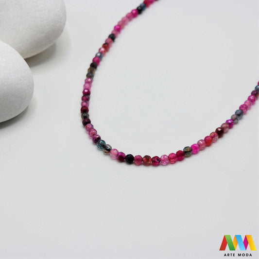 poludragi kamen ahat kristal kalcedon polu dragi poludrago kamenje dragulj mineral kvarc Ahat je jedan od najrasprostranjenijih kristala na planeti Ahat spada u grupu kalcedona izrazito je dekorativan te se od njega izrađuje lijepi nakit i ukrasni predmeti U Hrvatskoj je poznati Lepoglavski Ahat s brda Gaveznica