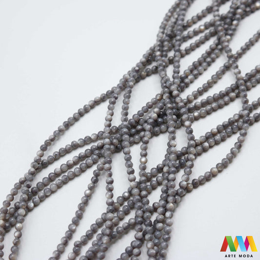 sedef školjka mekušac biser puž glavonožac kalcijev karbonat hitin poludrago kamenje repromaterijal poludragi kamen mineral Sedef je lako prepoznatljiva glatka tvar duginih boja koja tvori unutarnji sloj školjke određenih vrsta mekušaca i prekriva vanjski sloj bisera Sastoji se od kalcijevog karbonata kojeg izlučuju neki morski i slatkovodni mekušci te ga ova struktura čini otpornim na oštećenja dajući joj prepoznatljivi i jedinstveni sedefasti sjaj arte moda repromaterijal