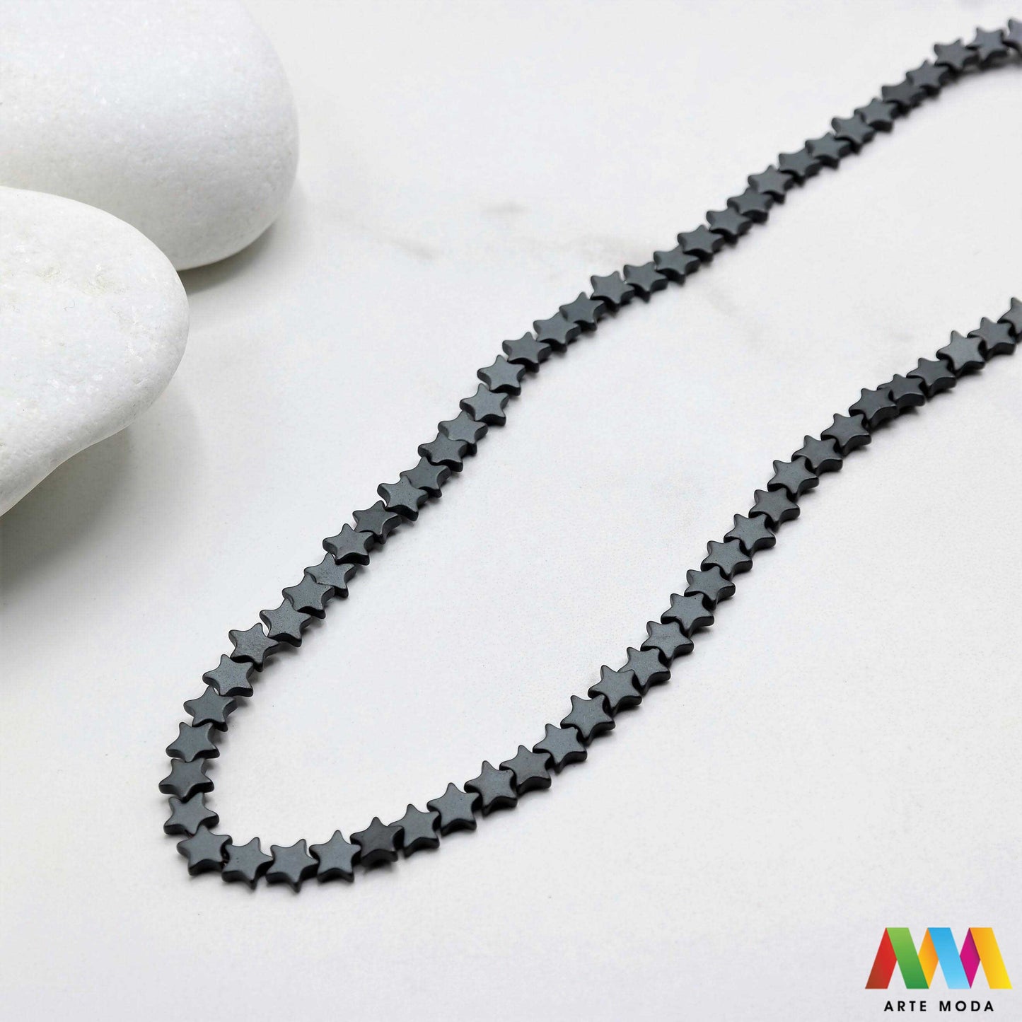 hematit krvavi kamen poludragi mineral metalni sjaj kvarc zrcalo kristal prirodni metalik meditacija zaštita repromaterijal Hematit (ili krvavi kamen) je prirodni mineral smeđe sive ili crne boje karakteriziran prisustvom hladnog metalnog sjaja Vjeruje se da pomaže u jačanju volje samopouzdanja i povezanosti s majkom zemljom Nakit izrađen od njega fascinira svojim tajanstvenim zrcalnim sjajem