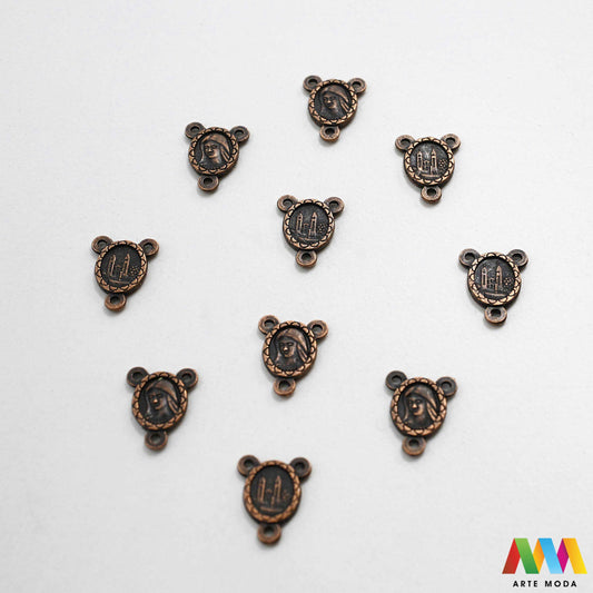 metalni razdjelnik konektor izrada krunice krunica metalni dijelovi krunicu repromaterijal sakralni nakit vjerski križić spojnica krunica perle pribor diy Majka Božja Međugorska Neizostavan element za svaku krunicu Ovi kvalitetni metalni razdjelnici poznati i kao konektori služe za spajanje dijelova krunice i naglašavaju njezinu središnju točku Izrađeni od izdržljivog metala naši razdjelnici su savršen izbor za izradu vlastitih krunica bilo da koristite perle staklo ili kamenje arte moda repromaterijal