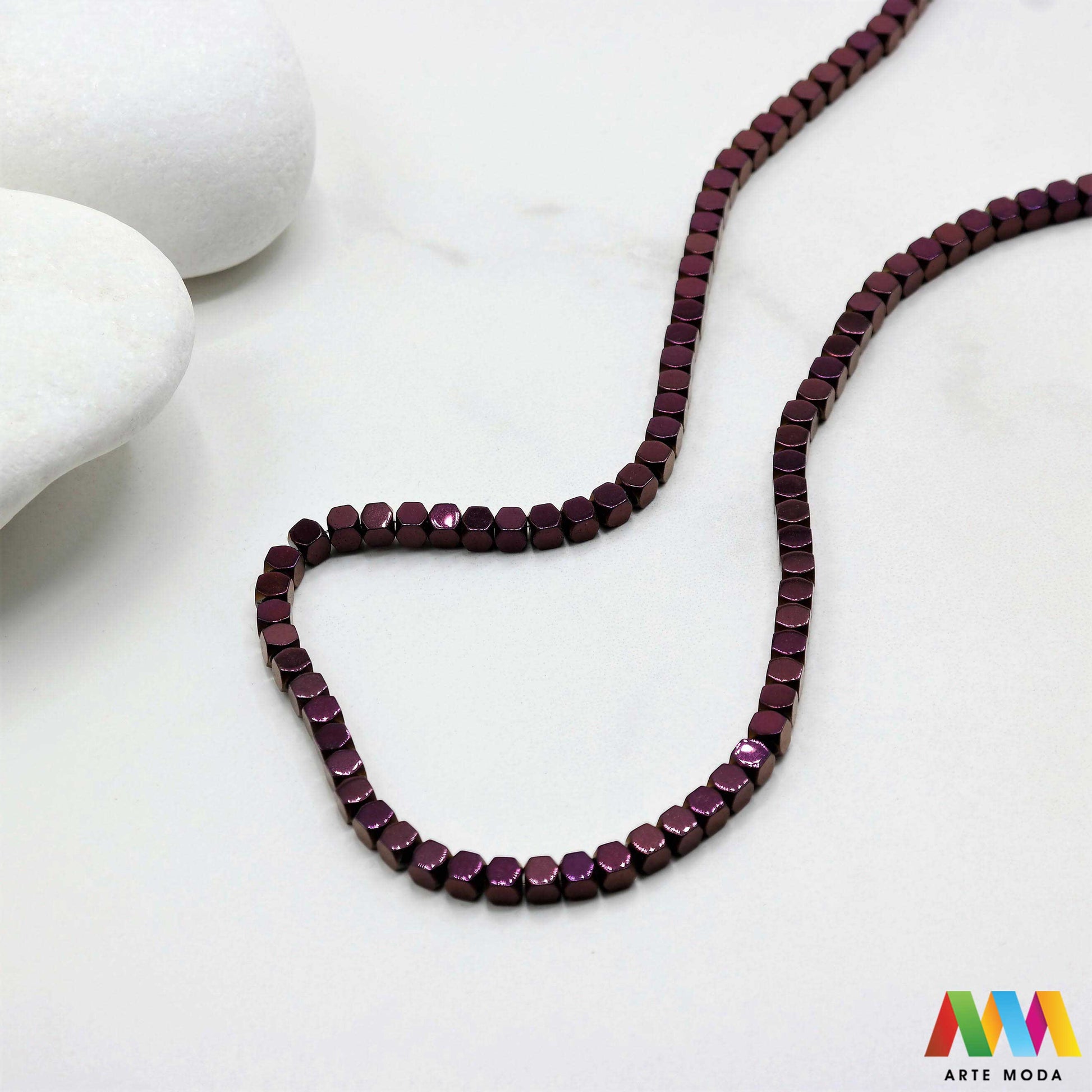 hematit krvavi kamen poludragi mineral metalni sjaj kvarc zrcalo kristal prirodni metalik meditacija zaštita repromaterijal Hematit (ili krvavi kamen) je prirodni mineral smeđe sive ili crne boje karakteriziran prisustvom hladnog metalnog sjaja Vjeruje se da pomaže u jačanju volje samopouzdanja i povezanosti s majkom zemljom Nakit izrađen od njega fascinira svojim tajanstvenim zrcalnim sjajem