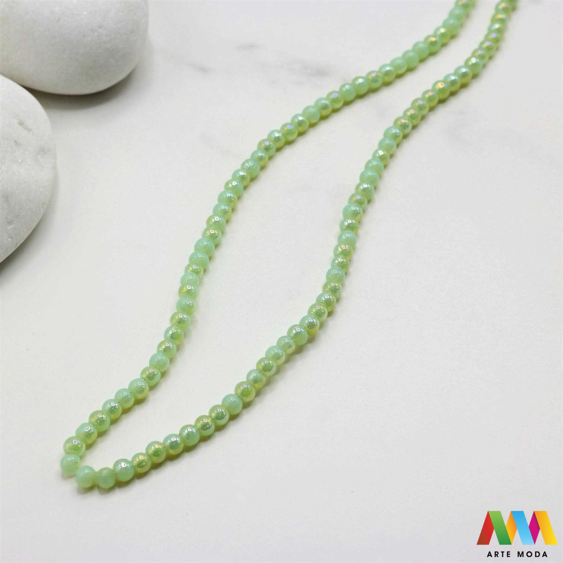 stakleni niz staklo perle zrna zrno staklena perla okrugle okrugla Staklene okrugle perle koje služe za nizanje i izradu nakita poput narukvica i ogrlica te torbica i ostalih modnih dodataka