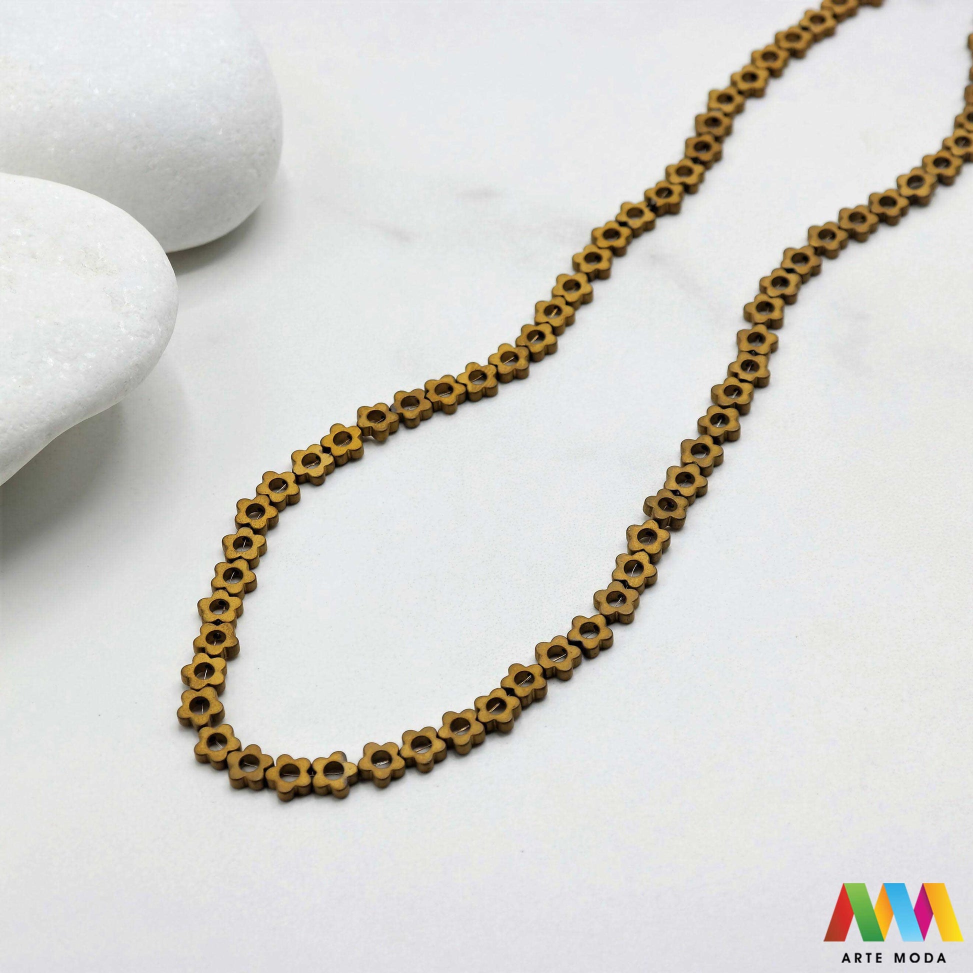 hematit krvavi kamen poludragi mineral metalni sjaj kvarc zrcalo kristal prirodni metalik meditacija zaštita repromaterijal Hematit (ili krvavi kamen) je prirodni mineral smeđe sive ili crne boje karakteriziran prisustvom hladnog metalnog sjaja Vjeruje se da pomaže u jačanju volje samopouzdanja i povezanosti s majkom zemljom Nakit izrađen od njega fascinira svojim tajanstvenim zrcalnim sjajem