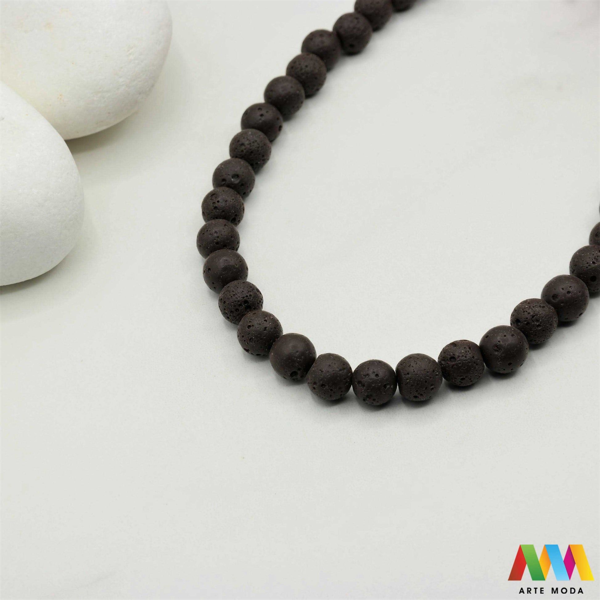 lava kamen vulkanska perle poludragi prirodni mat eterična ulja aromaterapija nakit izrada DIY repromaterijal mineral kristal narukvica ogrlica Tražite jedinstveni materijal za nakit Vulkanska lava je poludragi kamen s moćnom pričom Njegova porozna mat tekstura savršena je za izradu aromaterapijskog nakita jer sjajno upija i difuzira eterična ulja Lagan je simbolizira snagu i uzemljenje te je idealan za unisex i muške narukvice i ogrlice arte moda repromaterijal