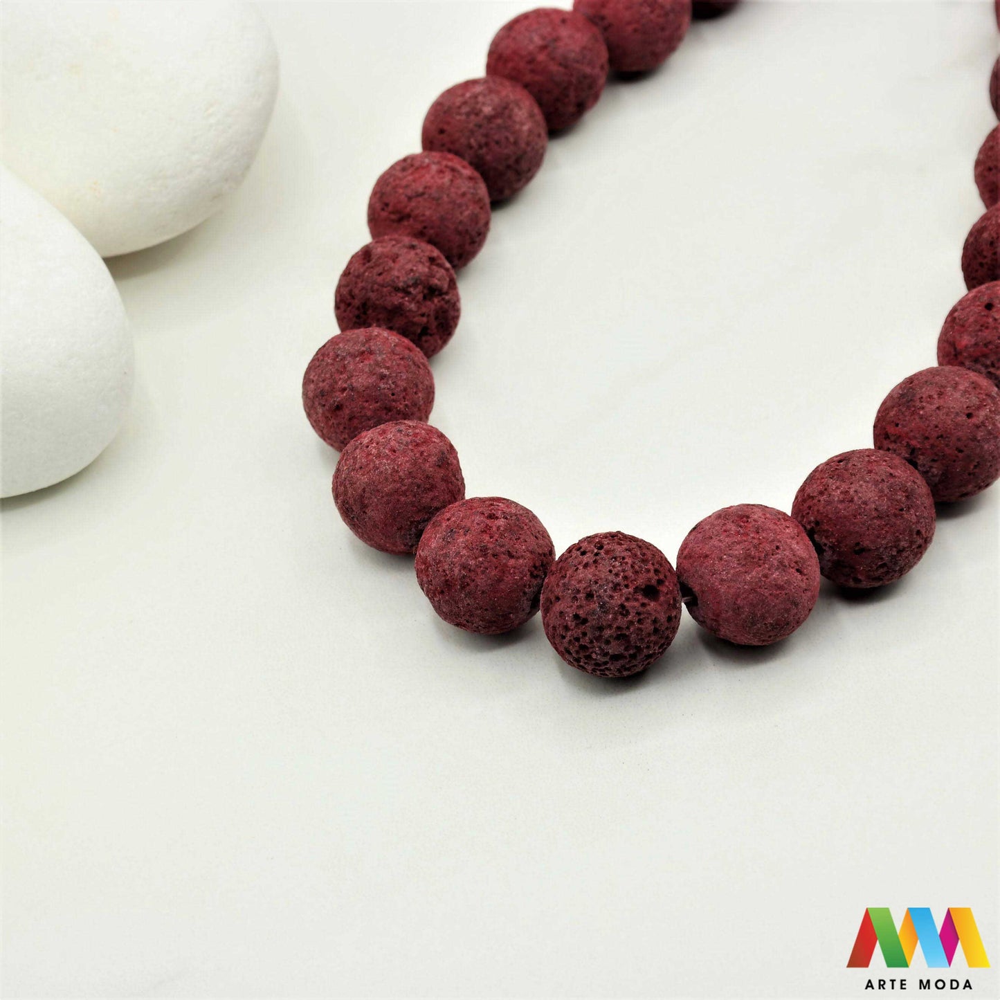 lava kamen vulkanska perle poludragi prirodni mat eterična ulja aromaterapija nakit izrada DIY repromaterijal mineral kristal narukvica ogrlica Tražite jedinstveni materijal za nakit Vulkanska lava je poludragi kamen s moćnom pričom Njegova porozna mat tekstura savršena je za izradu aromaterapijskog nakita jer sjajno upija i difuzira eterična ulja Lagan je simbolizira snagu i uzemljenje te je idealan za unisex i muške narukvice i ogrlice arte moda repromaterijal