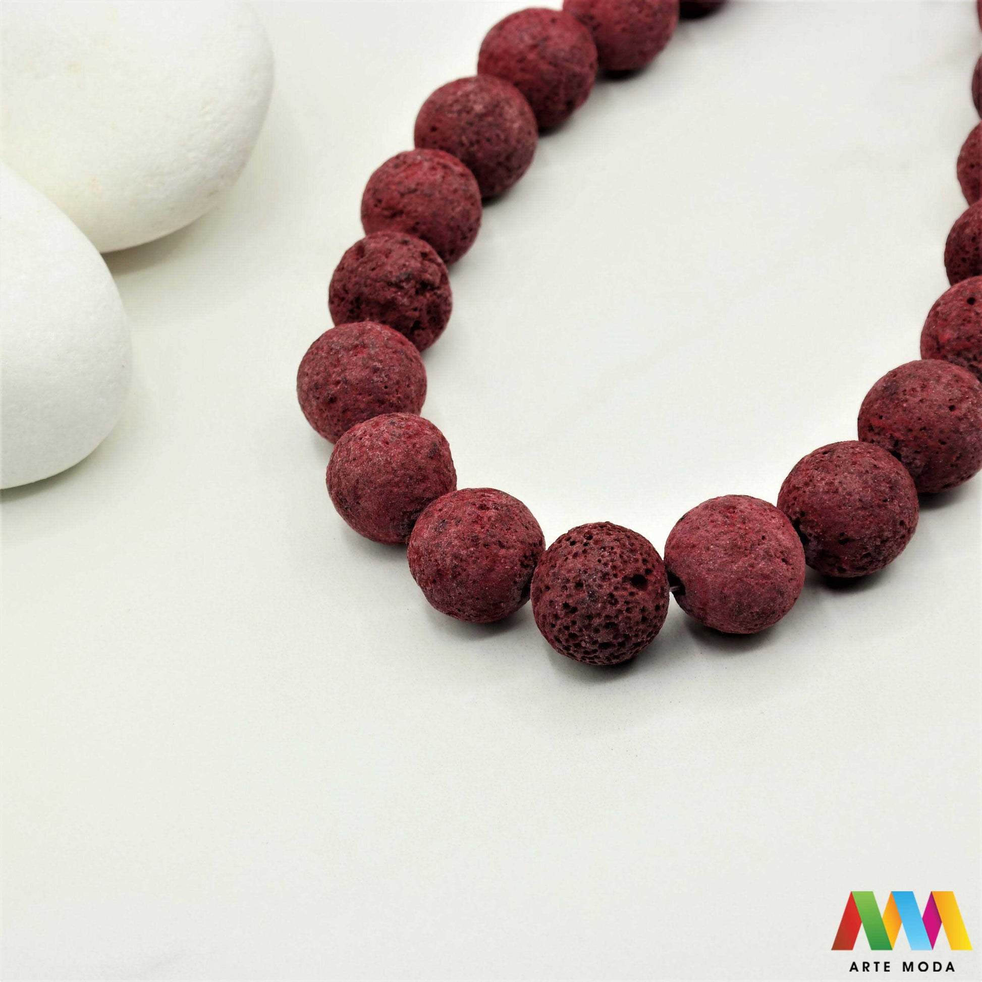 lava kamen vulkanska perle poludragi prirodni mat eterična ulja aromaterapija nakit izrada DIY repromaterijal mineral kristal narukvica ogrlica Tražite jedinstveni materijal za nakit Vulkanska lava je poludragi kamen s moćnom pričom Njegova porozna mat tekstura savršena je za izradu aromaterapijskog nakita jer sjajno upija i difuzira eterična ulja Lagan je simbolizira snagu i uzemljenje te je idealan za unisex i muške narukvice i ogrlice arte moda repromaterijal