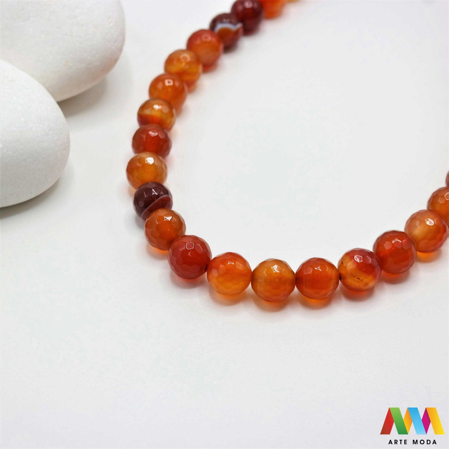 poludragi kamen ahat kristal kalcedon polu dragi poludrago kamenje dragulj mineral kvarc Ahat je jedan od najrasprostranjenijih kristala na planeti Ahat spada u grupu kalcedona izrazito je dekorativan te se od njega izrađuje lijepi nakit i ukrasni predmeti U Hrvatskoj je poznati Lepoglavski Ahat s brda Gaveznica