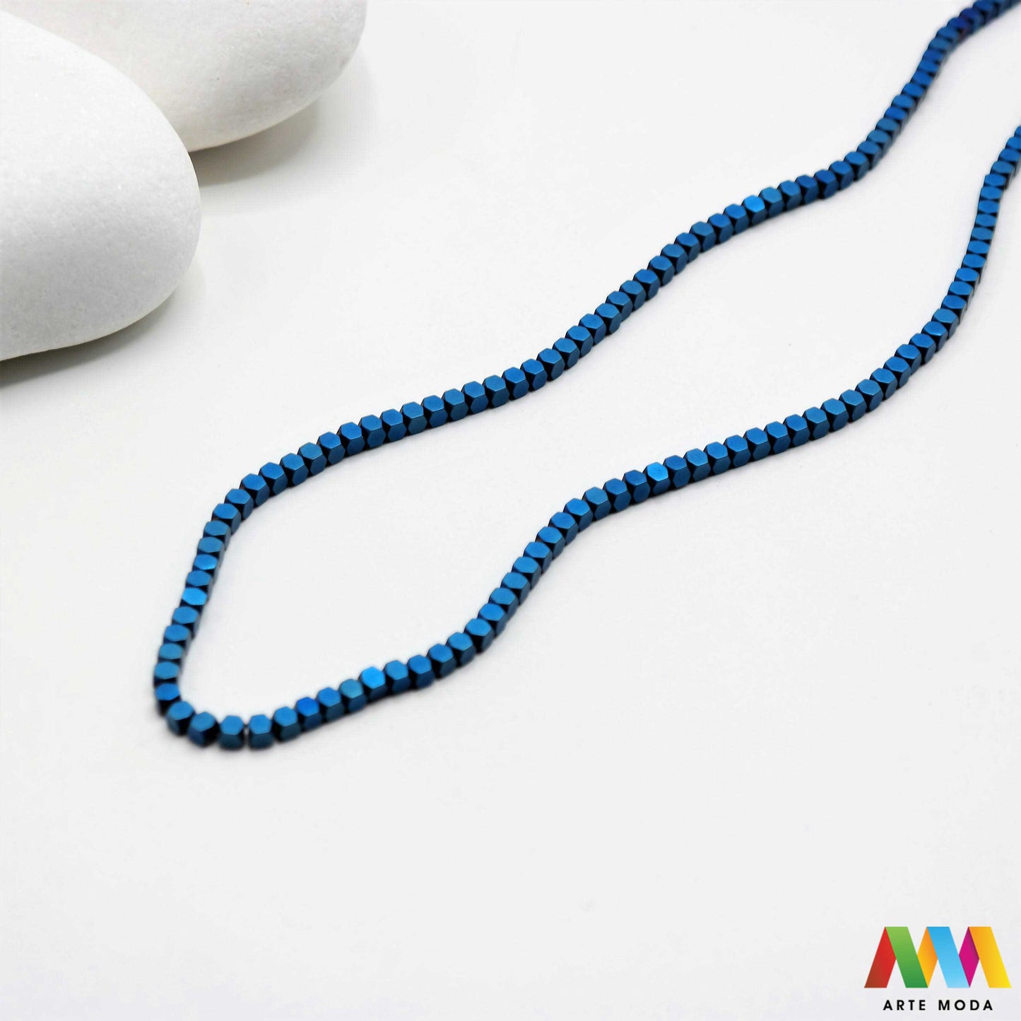 hematit krvavi kamen poludragi mineral metalni sjaj kvarc zrcalo kristal prirodni metalik meditacija zaštita repromaterijal Hematit (ili krvavi kamen) je prirodni mineral smeđe sive ili crne boje karakteriziran prisustvom hladnog metalnog sjaja Vjeruje se da pomaže u jačanju volje samopouzdanja i povezanosti s majkom zemljom Nakit izrađen od njega fascinira svojim tajanstvenim zrcalnim sjajem