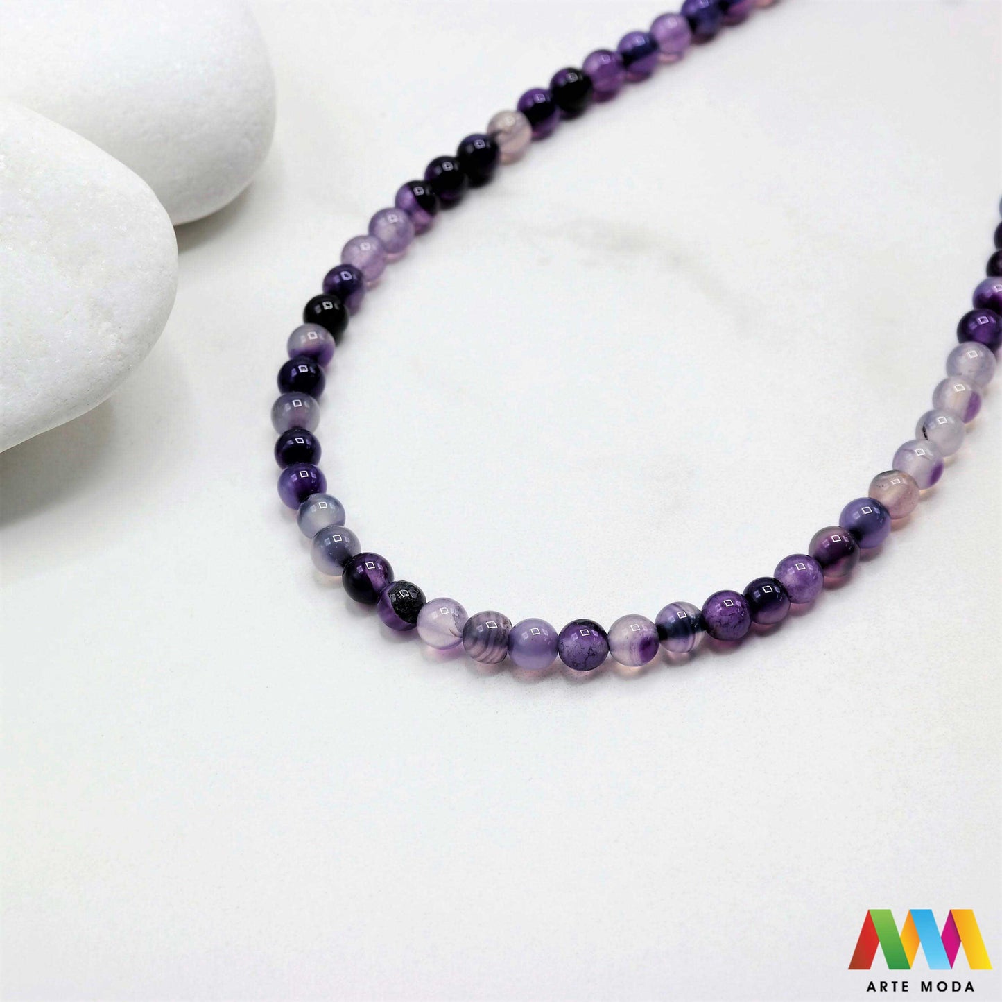 poludragi kamen ahat kristal kalcedon polu dragi poludrago kamenje dragulj mineral kvarc Ahat je jedan od najrasprostranjenijih kristala na planeti Ahat spada u grupu kalcedona izrazito je dekorativan te se od njega izrađuje lijepi nakit i ukrasni predmeti U Hrvatskoj je poznati Lepoglavski Ahat s brda Gaveznica