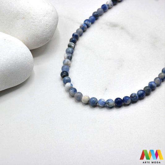 sodalit lazurit kamen kristal dragulj poludrago kamenje repromaterijal poludragi ukrasni mineral prirodni meditacija Sodalit moćan poludragi kamen nebesko plave boje cijenjen zbog svojih metafizičkih svojstava i ljepote Vjeruje se da pomaže u poboljšanju komunikacije jača intuiciju i donosi unutarnji mir Savršen je za meditaciju izradu nakita i kao ukrasni element u domu