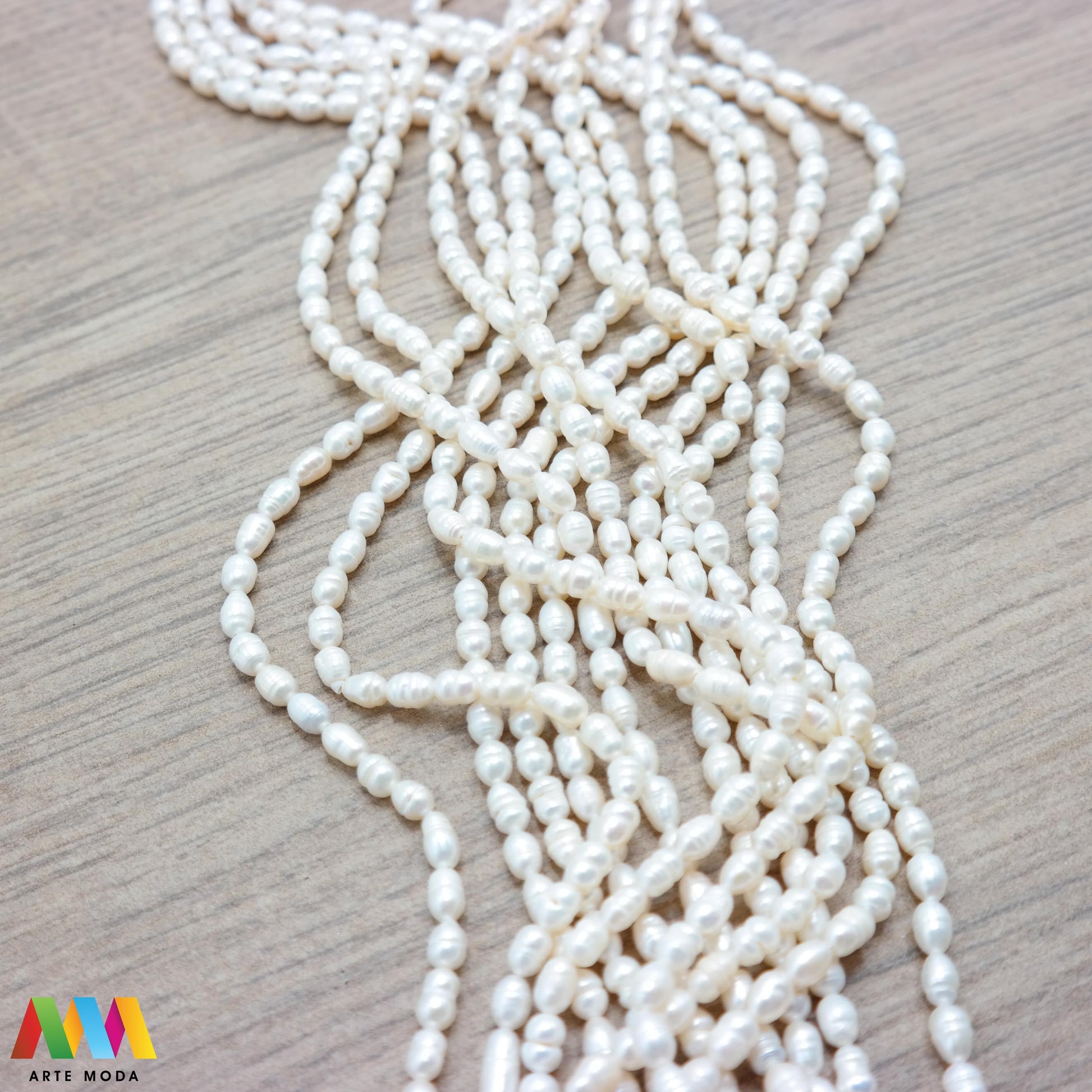 riječni biser zrno bisernica sedef školjka dragi kamen dragulj poludrago kamenje repromaterijal poludragi ukrasni mineral kristal Biser je zrnata tvorevina koja nastaje kod nekih mekušaca osobito kod školjaka bisernica Sastavljeni su od tankih koncentričnih slojeva sedefa i većinom su okruglasti Umjetno uzgojen biser pravi je dragulj mora kojega su stvorili zajednički napori prirode čovjeka i školjke - bisernice arte moda