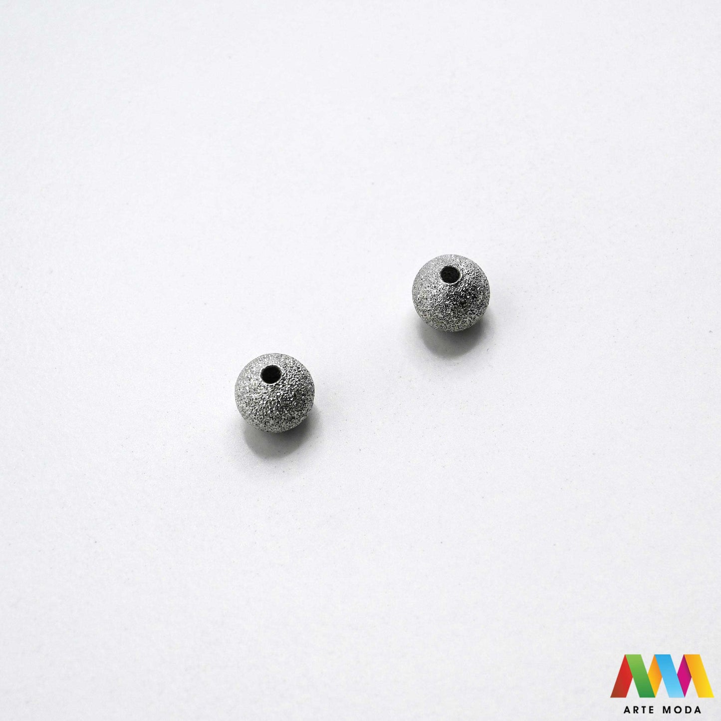 nakit matirane teksturom pijeska hrapave matirano tekstura sjajne hrapavo DIY srebrno pjeskareno zlatno čaroliju teksture Metalne pjeskarene perle pružaju vašem nakitu prepoznatljiv stardust efekt matirane kuglice s hrapavom površinom idealne postizanje luksuznog izgleda vašim uradi sam projektima Savršeno se slažu s biserima kristalima prirodnim kamenom dajući svakoj narukvici ogrlici unikatan karakter Unesite zvjezdani sjaj u svoje kreacije uz naše kvalitetne pjeskarene elemente arte moda repromaterijal