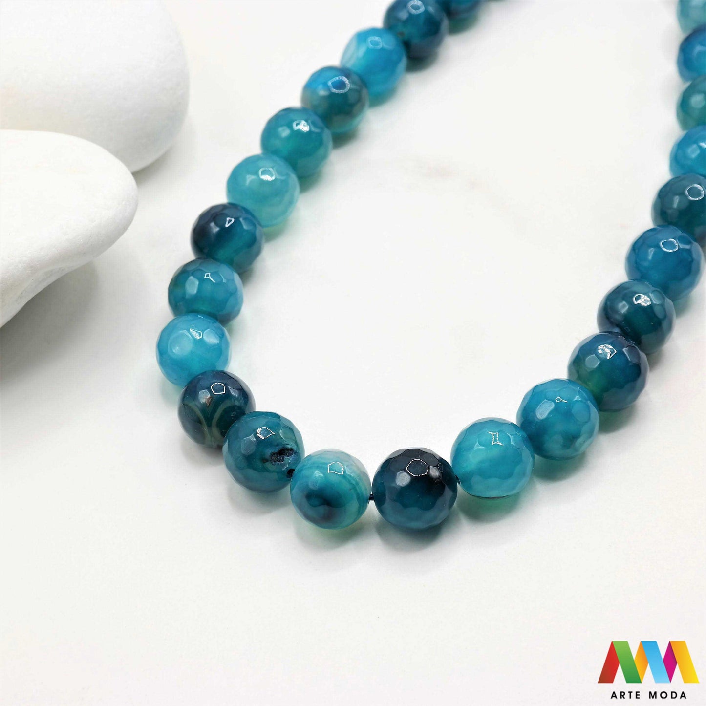 poludragi kamen ahat kristal kalcedon polu dragi poludrago kamenje dragulj mineral kvarc Ahat je jedan od najrasprostranjenijih kristala na planeti Ahat spada u grupu kalcedona izrazito je dekorativan te se od njega izrađuje lijepi nakit i ukrasni predmeti U Hrvatskoj je poznati Lepoglavski Ahat s brda Gaveznica