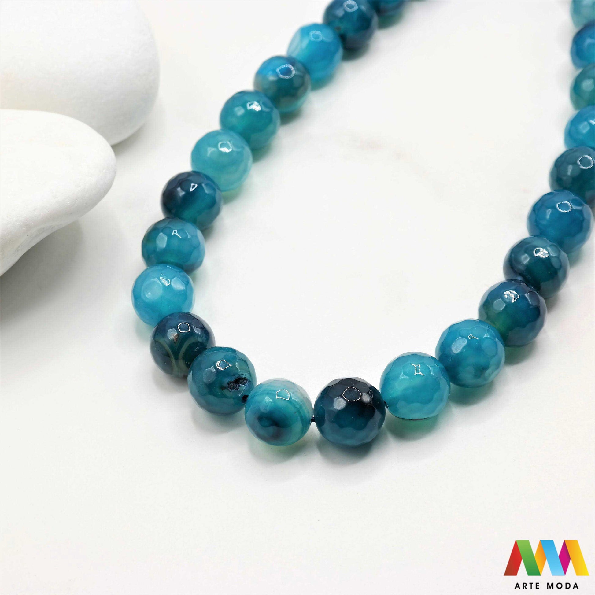 poludragi kamen ahat kristal kalcedon polu dragi poludrago kamenje dragulj mineral kvarc Ahat je jedan od najrasprostranjenijih kristala na planeti Ahat spada u grupu kalcedona izrazito je dekorativan te se od njega izrađuje lijepi nakit i ukrasni predmeti U Hrvatskoj je poznati Lepoglavski Ahat s brda Gaveznica