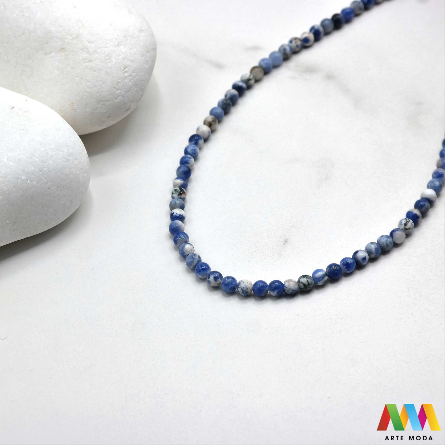 sodalit lazurit kamen kristal dragulj poludrago kamenje repromaterijal poludragi ukrasni mineral prirodni meditacija Sodalit moćan poludragi kamen nebesko plave boje cijenjen zbog svojih metafizičkih svojstava i ljepote Vjeruje se da pomaže u poboljšanju komunikacije jača intuiciju i donosi unutarnji mir Savršen je za meditaciju izradu nakita i kao ukrasni element u domu