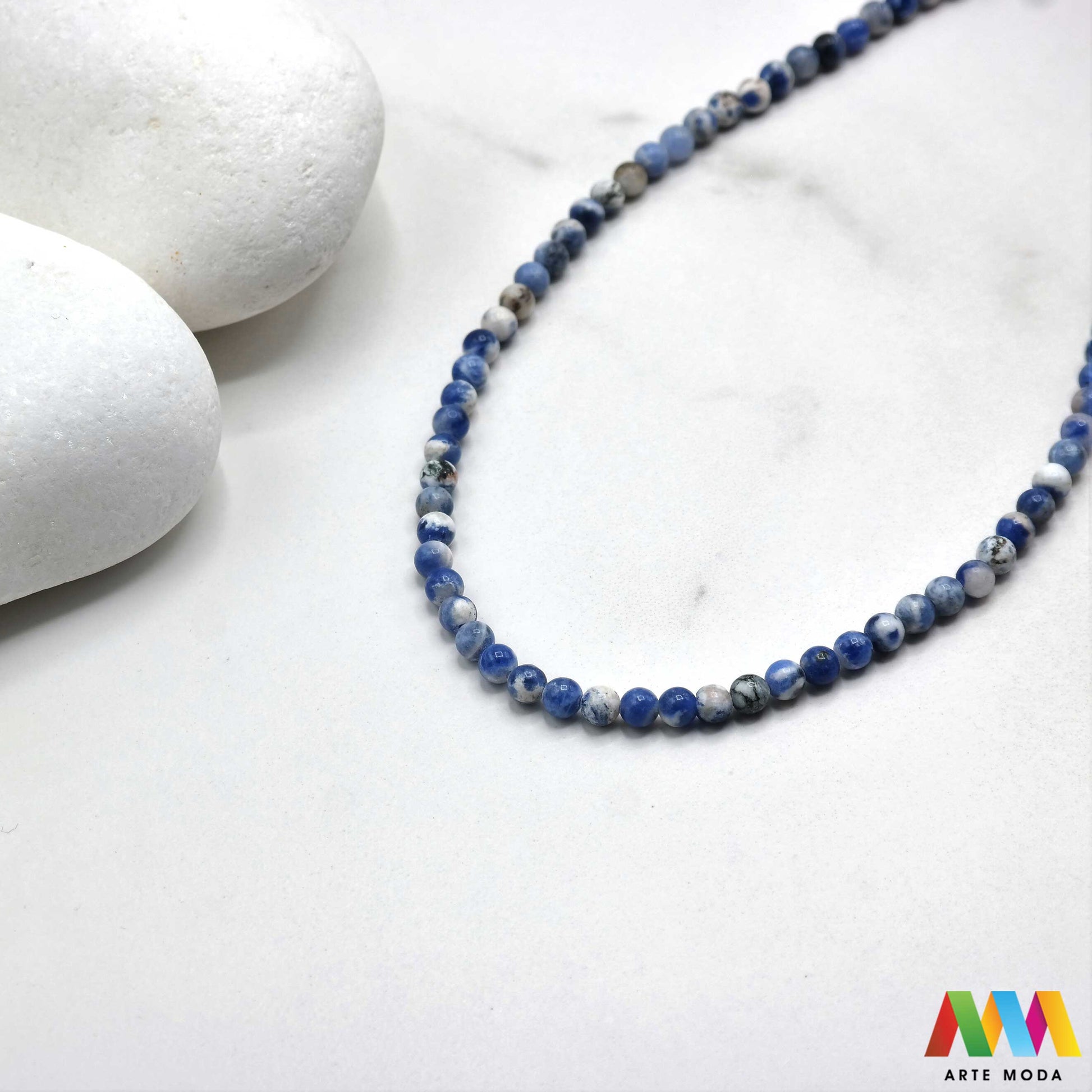 sodalit lazurit kamen kristal dragulj poludrago kamenje repromaterijal poludragi ukrasni mineral prirodni meditacija Sodalit moćan poludragi kamen nebesko plave boje cijenjen zbog svojih metafizičkih svojstava i ljepote Vjeruje se da pomaže u poboljšanju komunikacije jača intuiciju i donosi unutarnji mir Savršen je za meditaciju izradu nakita i kao ukrasni element u domu