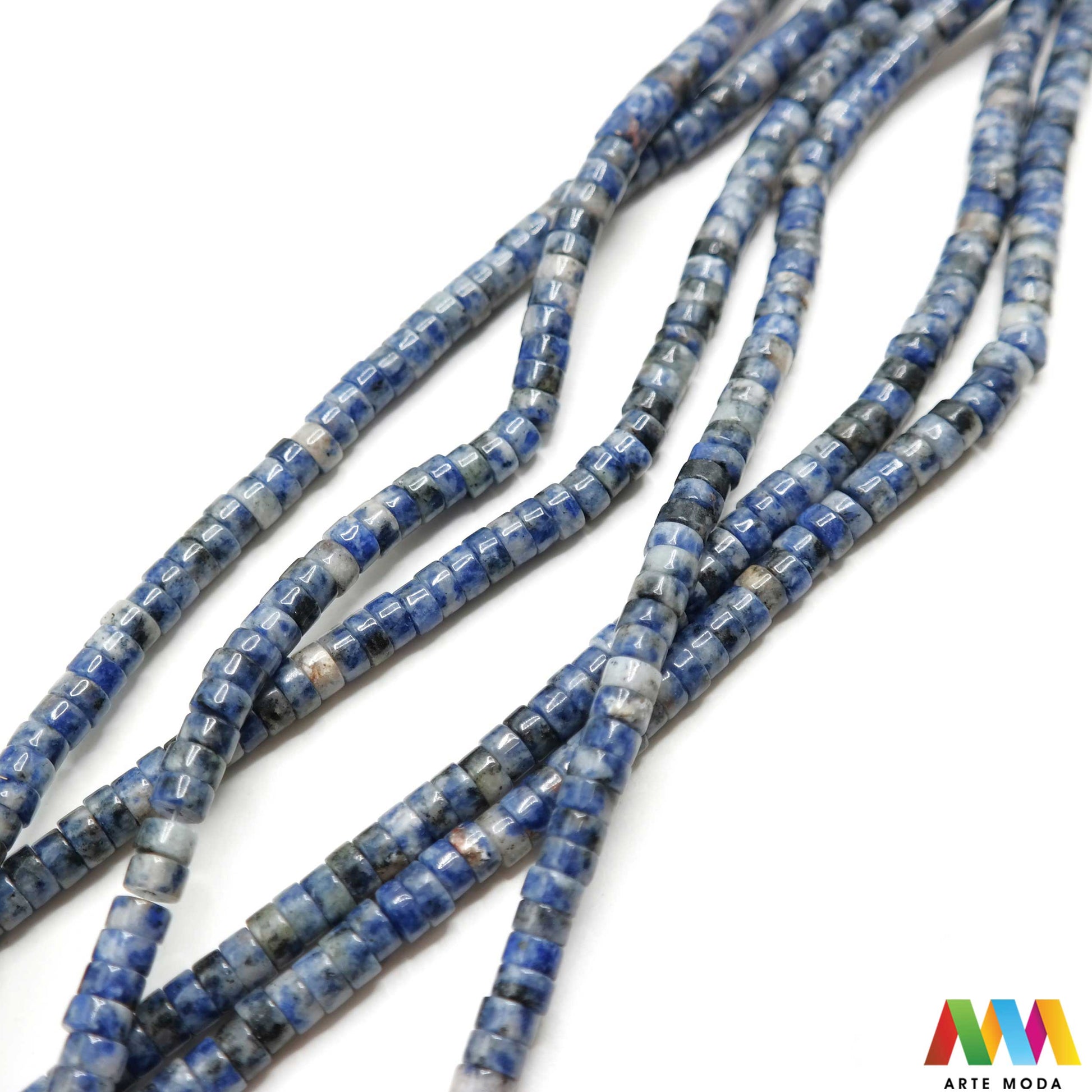 sodalit lazurit kamen kristal dragulj poludrago kamenje repromaterijal poludragi ukrasni mineral prirodni meditacija Sodalit moćan poludragi kamen nebesko plave boje cijenjen zbog svojih metafizičkih svojstava i ljepote Vjeruje se da pomaže u poboljšanju komunikacije jača intuiciju i donosi unutarnji mir Savršen je za meditaciju izradu nakita i kao ukrasni element u domu