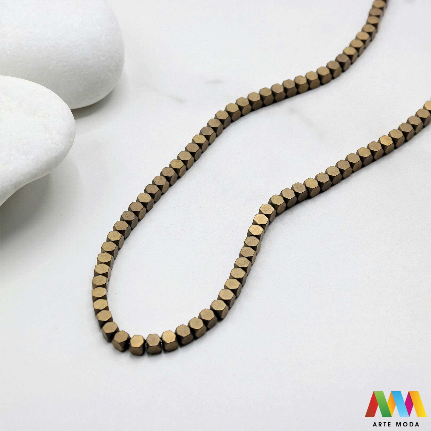 hematit krvavi kamen poludragi mineral metalni sjaj kvarc zrcalo kristal prirodni metalik meditacija zaštita repromaterijal Hematit (ili krvavi kamen) je prirodni mineral smeđe sive ili crne boje karakteriziran prisustvom hladnog metalnog sjaja Vjeruje se da pomaže u jačanju volje samopouzdanja i povezanosti s majkom zemljom Nakit izrađen od njega fascinira svojim tajanstvenim zrcalnim sjajem