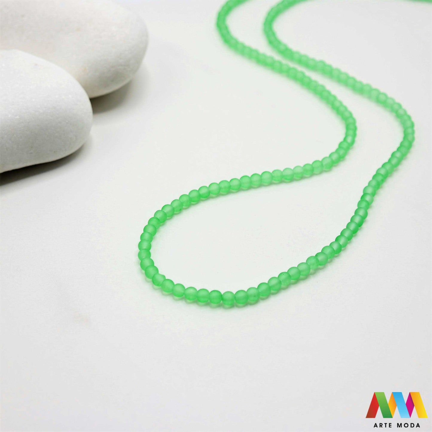 stakleni niz staklo perle zrna zrno staklena perla okrugle okrugla Staklene okrugle perle koje služe za nizanje i izradu nakita poput narukvica i ogrlica te torbica i ostalih modnih dodataka