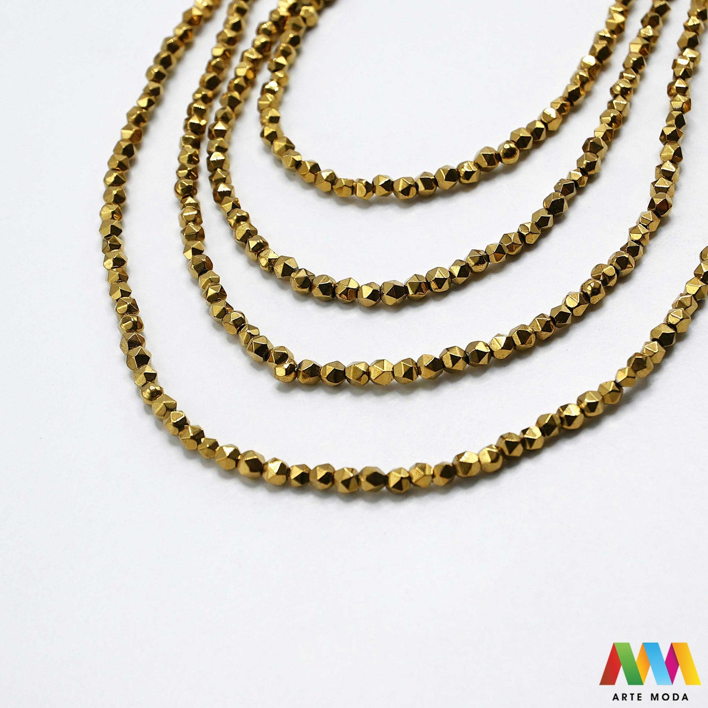 hematit krvavi kamen poludragi mineral metalni sjaj kvarc zrcalo kristal prirodni metalik meditacija zaštita repromaterijal Hematit (ili krvavi kamen) je prirodni mineral smeđe sive ili crne boje karakteriziran prisustvom hladnog metalnog sjaja Vjeruje se da pomaže u jačanju volje samopouzdanja i povezanosti s majkom zemljom Nakit izrađen od njega fascinira svojim tajanstvenim zrcalnim sjajem arte moda repromaterijal