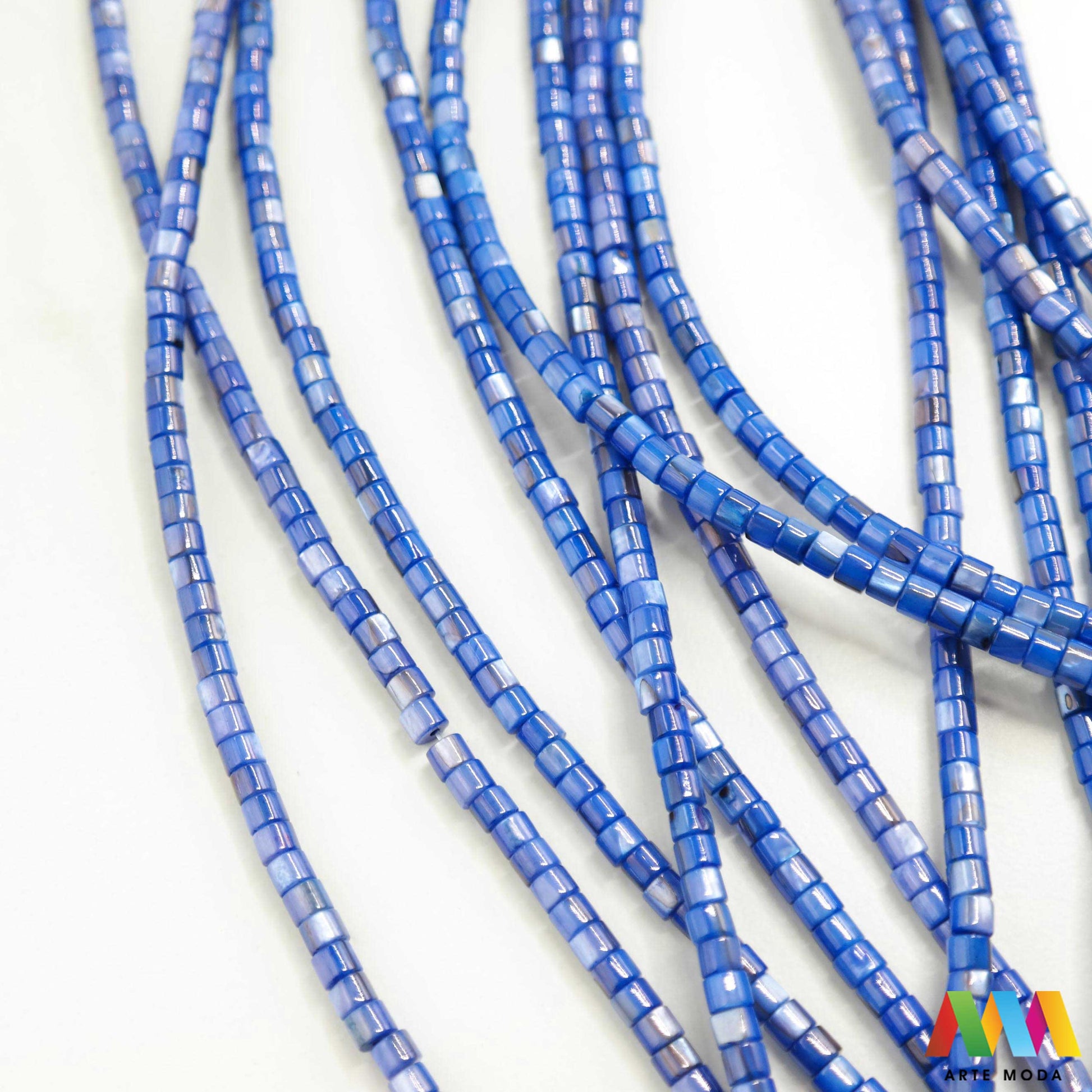 sedef školjka mekušac biser puž glavonožac kalcijev karbonat hitin poludrago kamenje repromaterijal poludragi kamen mineral Sedef je lako prepoznatljiva glatka tvar duginih boja koja tvori unutarnji sloj školjke određenih vrsta mekušaca i prekriva vanjski sloj bisera Sastoji se od kalcijevog karbonata kojeg izlučuju neki morski i slatkovodni mekušci te ga ova struktura čini otpornim na oštećenja dajući joj prepoznatljivi i jedinstveni sedefasti sjaj arte moda repromaterijal