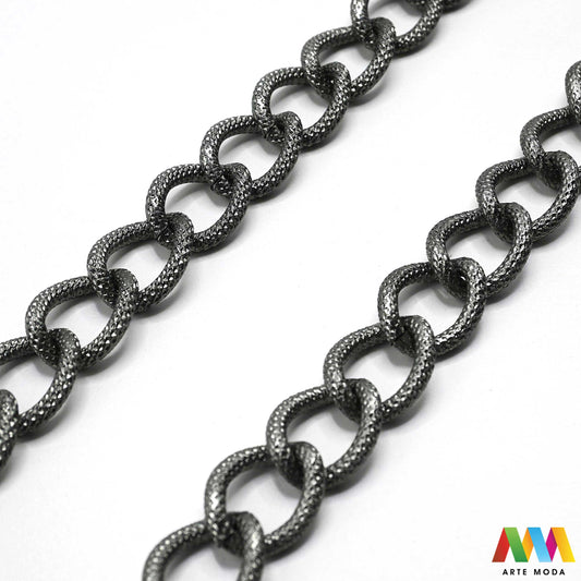 aluminijski lanac torbe ruksak nakit lagani izrada aluminij DIY materijal remen ogrlice narukvice karike ručke pribor komponente ukrasni repromaterijal Želite lagan i trendi materijal Aluminijski lanci savršeni su za vaše projekte Idealni su za izradu laganih remena za torbe ili statement nakita ogrlice narukvice Lakši su od klasičnih metala ne opterećuju i dolaze u raznim bojama i debljinama Lako ih je rezati i oblikovati laganu eleganciju za svoj uradi sam nakit i modne dodatke arte moda repromaterijal