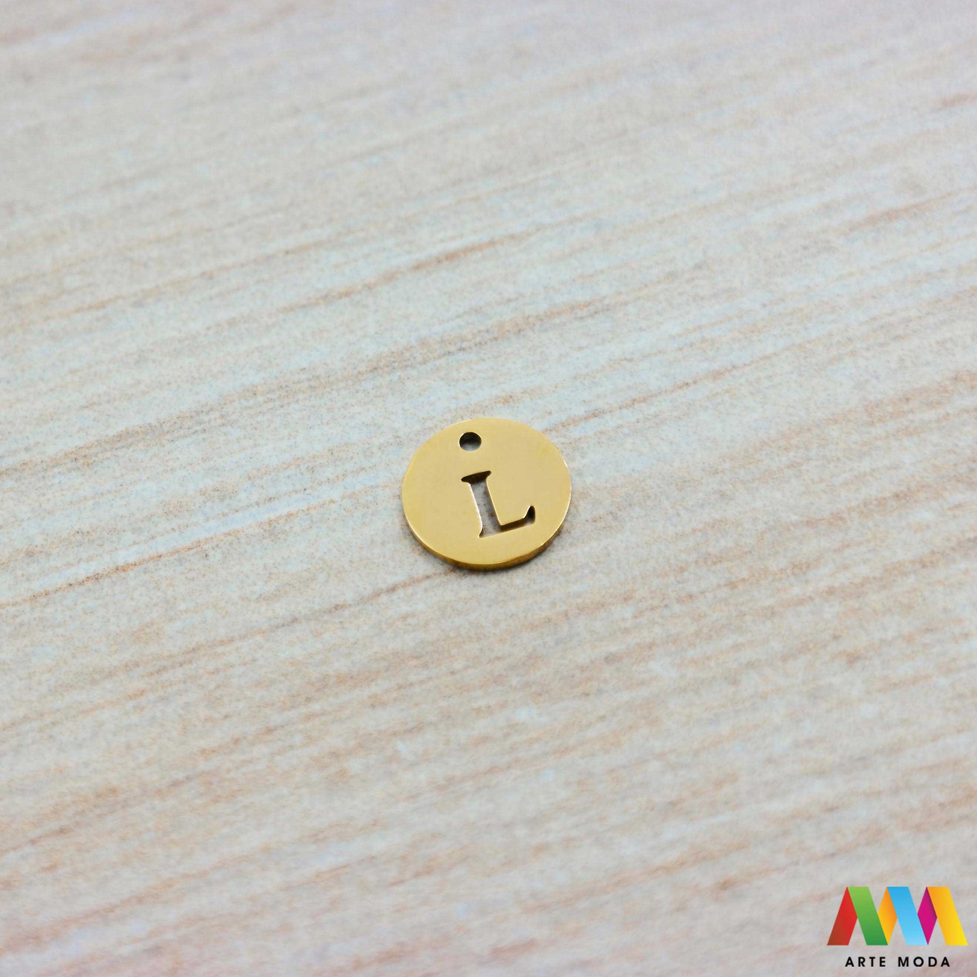 L slovo slova privjesak s jednom rupom privjesak od čelika privjesak čelik repromaterijal čelični ogrlice ogrlica narukvica narukvice nanožnica nehrđajući Slova izrađena od nehrđajućeg čelika 316L koja služe za izradu nakita poput narukvica ili ogrlica najčešće se koriste za nizanje na sajlu gumu flaks i ostale materijale