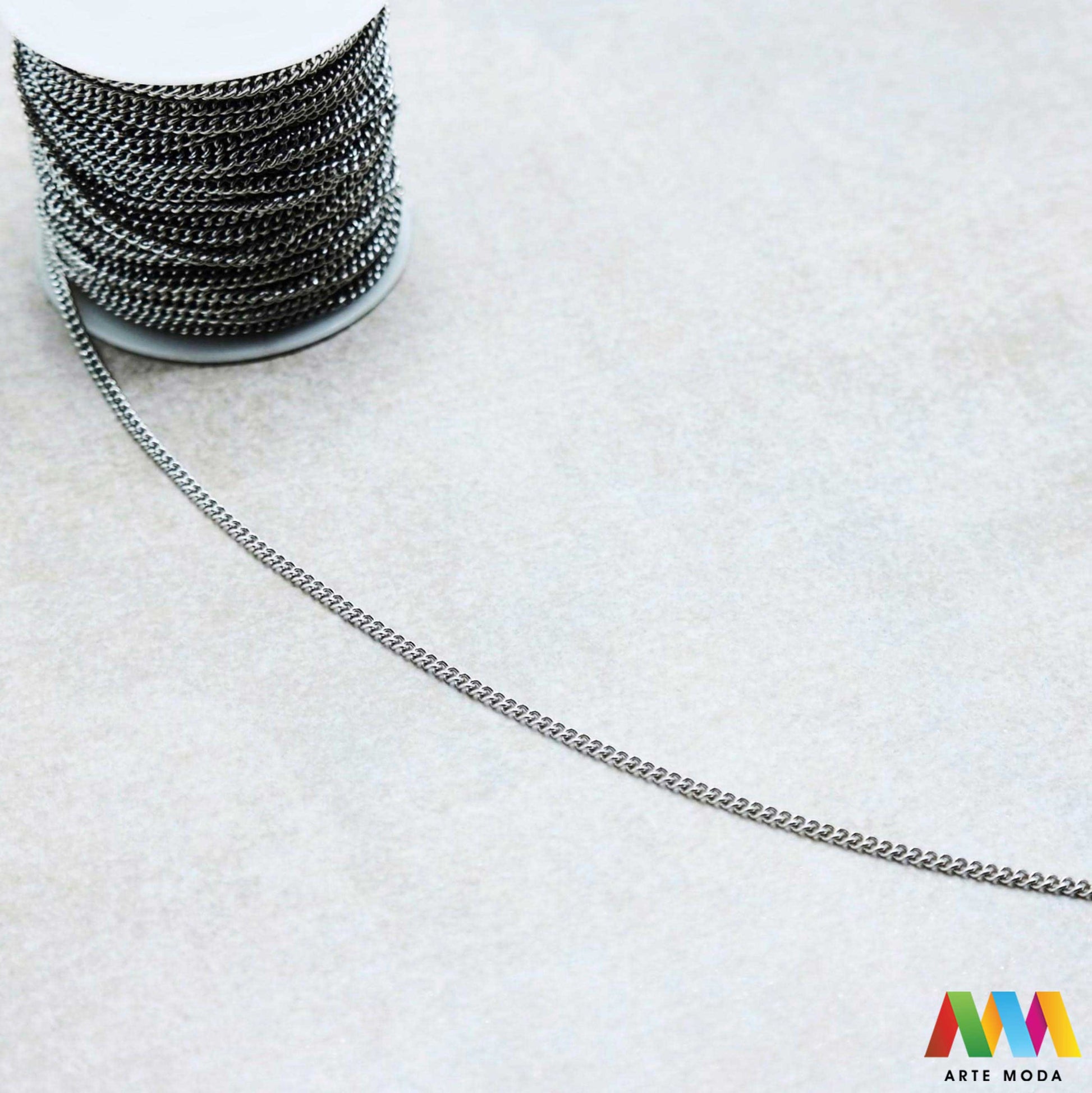 lanac lanci čelik repromaterijal čelični ogrlice narukvice nehrđajući na metre metar kolutu boji nakit inox metru izrada nakita DIY obojeni hipoalergeni tanki bogatstvo boja i modela za vaše kreativne projekte! lanaca na kolutu fleksibilnost s lancima od visokokvalitetnog nehrđajućeg čelika klasičnih srebrnih tonova elegantne zlatne moderne rose gold ili živih boja modelima od tankih i delikatnih do robusnih i upečatljivihž potrebno da izradite unikatne ogrlice i narukvice arte moda repromaterijal