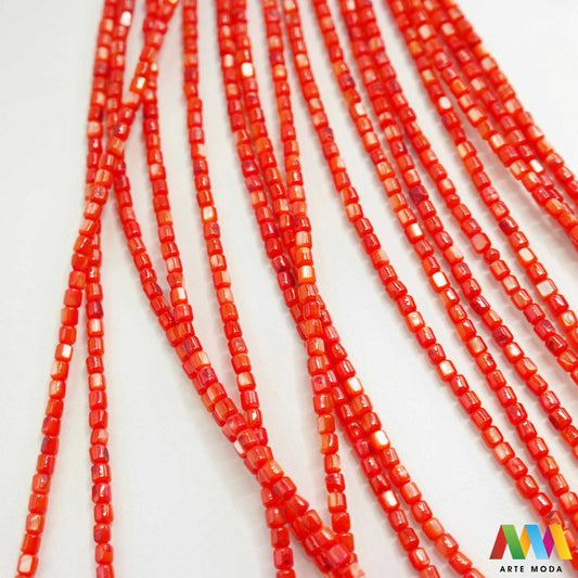 sedef školjka mekušac biser puž glavonožac kalcijev karbonat hitin poludrago kamenje repromaterijal poludragi kamen mineral Sedef je lako prepoznatljiva glatka tvar duginih boja koja tvori unutarnji sloj školjke određenih vrsta mekušaca i prekriva vanjski sloj bisera Sastoji se od kalcijevog karbonata kojeg izlučuju neki morski i slatkovodni mekušci te ga ova struktura čini otpornim na oštećenja dajući joj prepoznatljivi i jedinstveni sedefasti sjaj arte moda repromaterijal