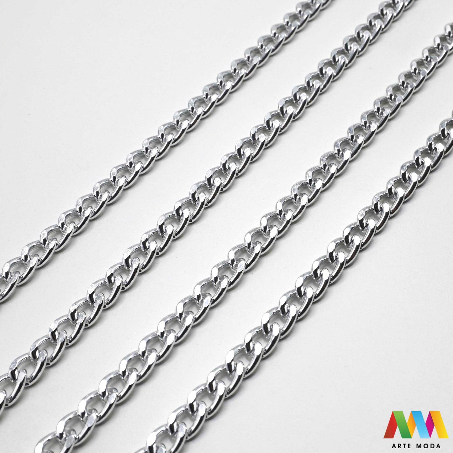 aluminijski lanac torbe ruksak nakit lagani izrada aluminij DIY materijal remen ogrlice narukvice karike ručke pribor komponente ukrasni repromaterijal Želite lagan i trendi materijal Aluminijski lanci savršeni su za vaše projekte Idealni su za izradu laganih remena za torbe ili statement nakita ogrlice narukvice Lakši su od klasičnih metala ne opterećuju i dolaze u raznim bojama i debljinama Lako ih je rezati i oblikovati laganu eleganciju za svoj uradi sam nakit i modne dodatke arte moda repromaterijal