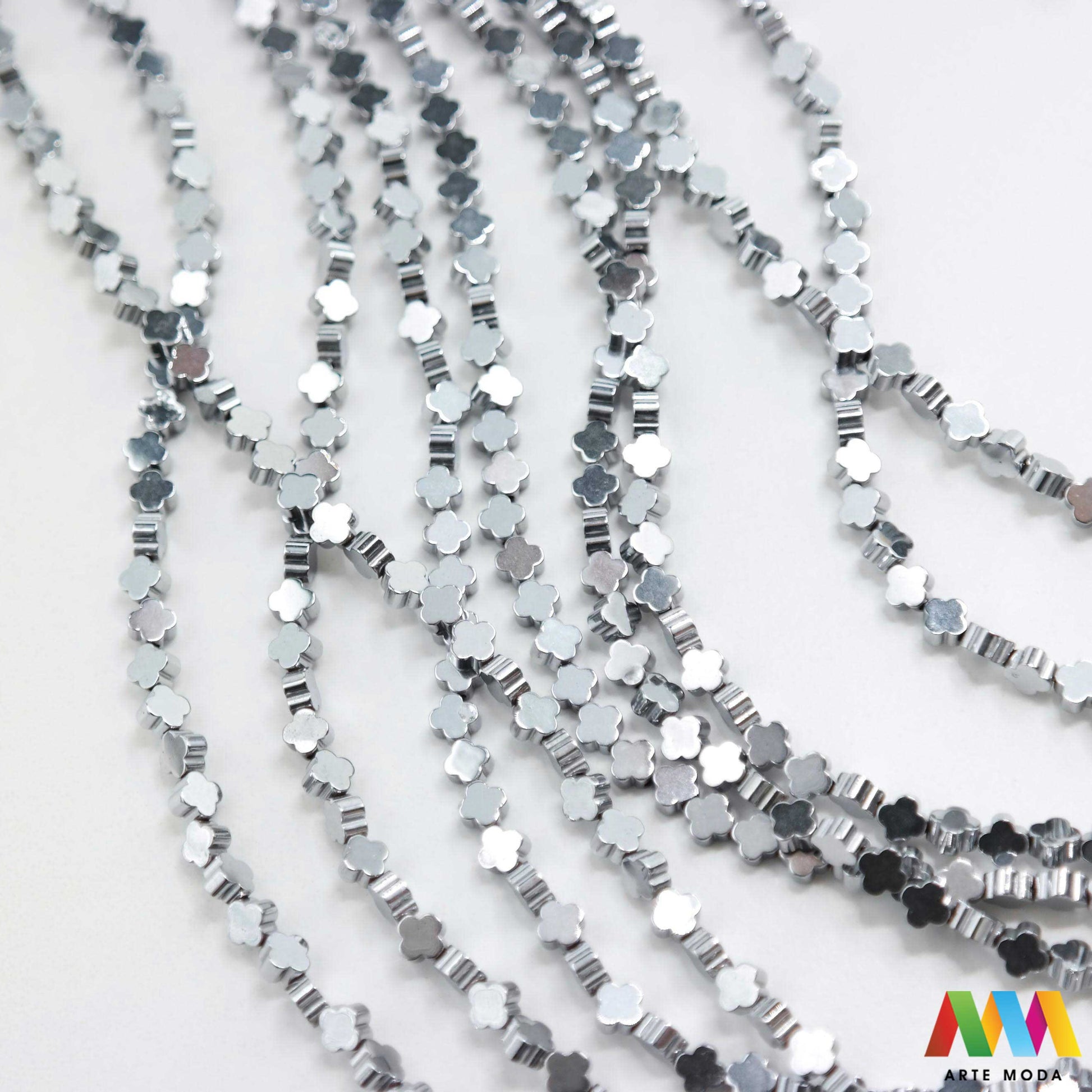 hematit krvavi kamen poludragi mineral metalni sjaj kvarc zrcalo kristal prirodni metalik meditacija zaštita repromaterijal Hematit (ili krvavi kamen) je prirodni mineral smeđe sive ili crne boje karakteriziran prisustvom hladnog metalnog sjaja Vjeruje se da pomaže u jačanju volje samopouzdanja i povezanosti s majkom zemljom Nakit izrađen od njega fascinira svojim tajanstvenim zrcalnim sjajem