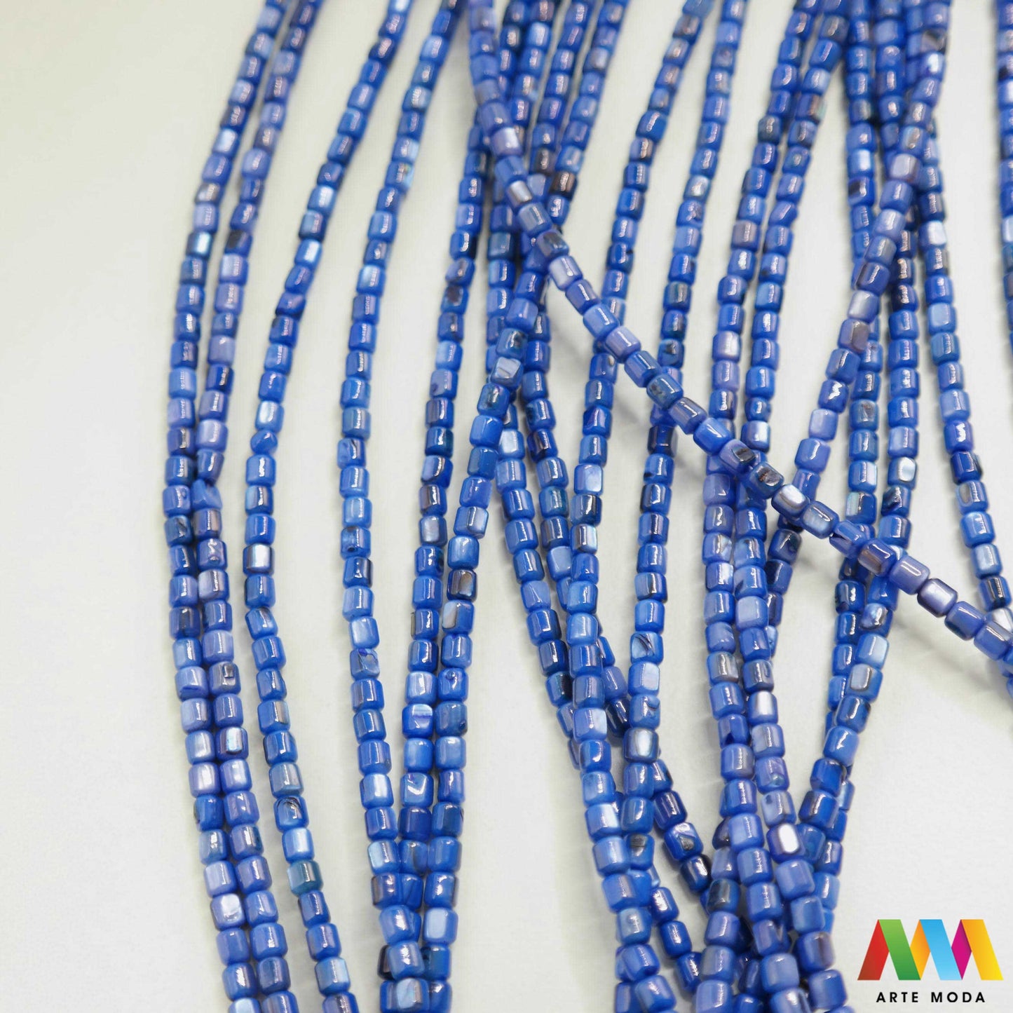 sedef školjka mekušac biser puž glavonožac kalcijev karbonat hitin poludrago kamenje repromaterijal poludragi kamen mineral Sedef je lako prepoznatljiva glatka tvar duginih boja koja tvori unutarnji sloj školjke određenih vrsta mekušaca i prekriva vanjski sloj bisera Sastoji se od kalcijevog karbonata kojeg izlučuju neki morski i slatkovodni mekušci te ga ova struktura čini otpornim na oštećenja dajući joj prepoznatljivi i jedinstveni sedefasti sjaj arte moda repromaterijal