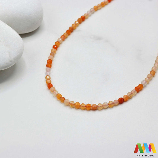 poludragi kamen ahat kristal kalcedon polu dragi poludrago kamenje dragulj mineral kvarc Ahat je jedan od najrasprostranjenijih kristala na planeti Ahat spada u grupu kalcedona izrazito je dekorativan te se od njega izrađuje lijepi nakit i ukrasni predmeti U Hrvatskoj je poznati Lepoglavski Ahat s brda Gaveznica